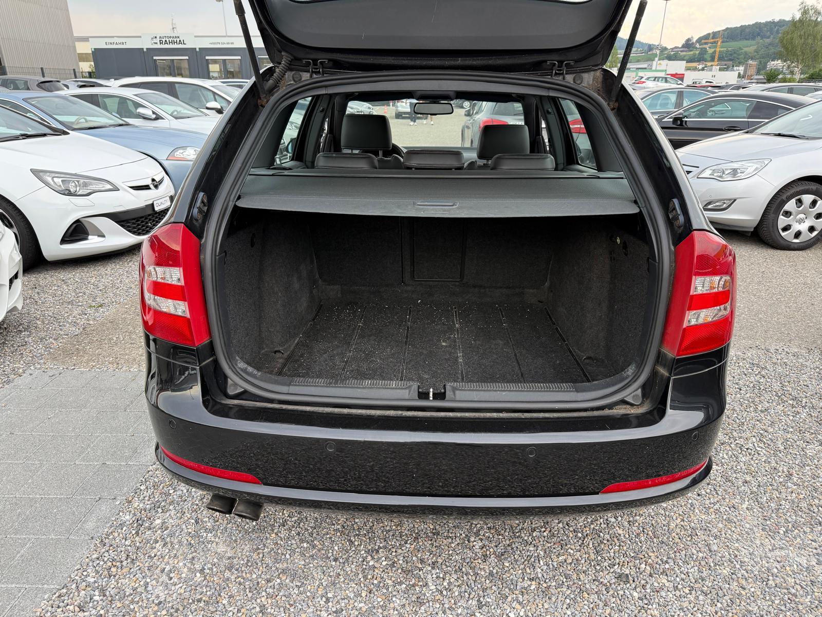 SKODA Octavia Combi 2.0 TFSI 200 RS-image-12