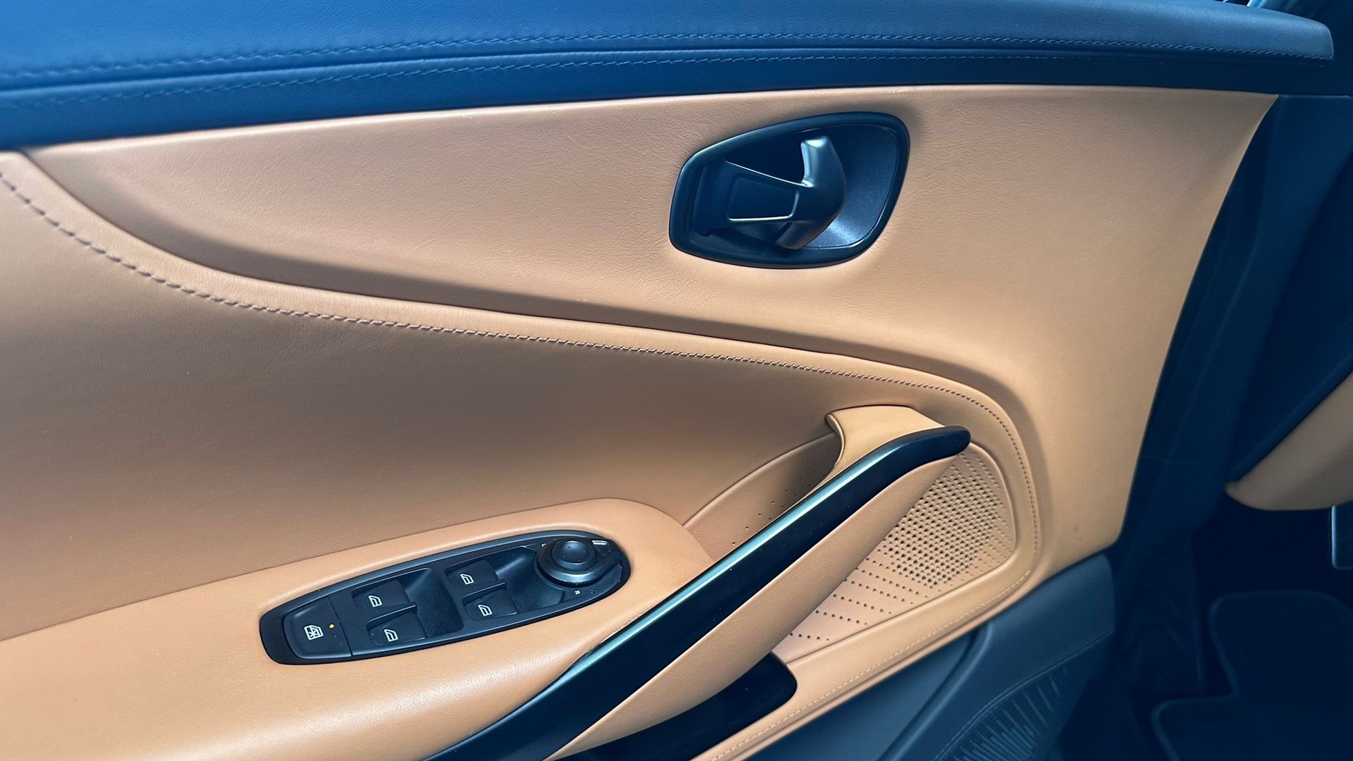 ASTON MARTIN DBX 4.0 V8 Bi-Turbo-image-18