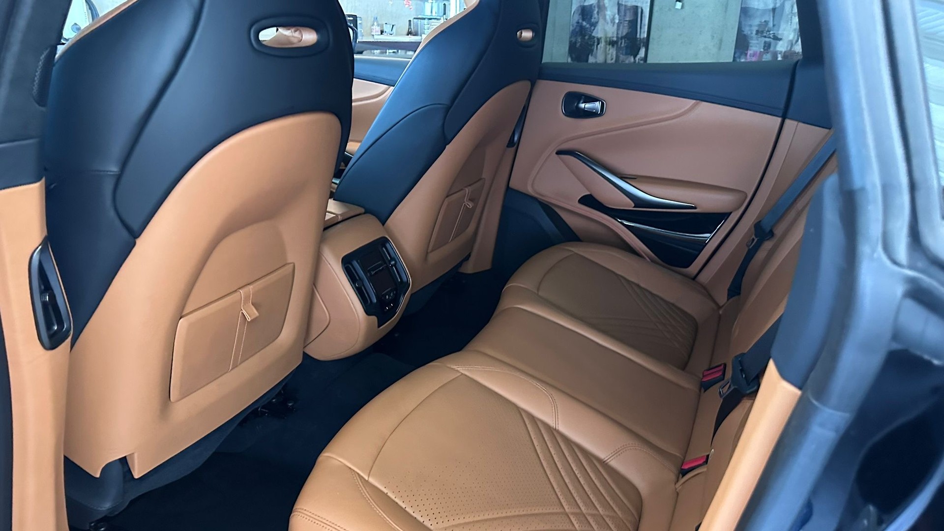 ASTON MARTIN DBX 4.0 V8 Bi-Turbo-image-7