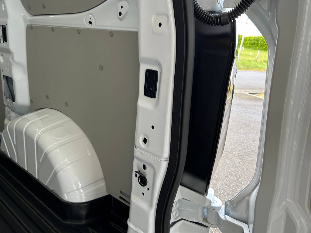 FORD Transit Custom Van 320 L1 2.5 Duratec 233 Trend PHEV-image-6