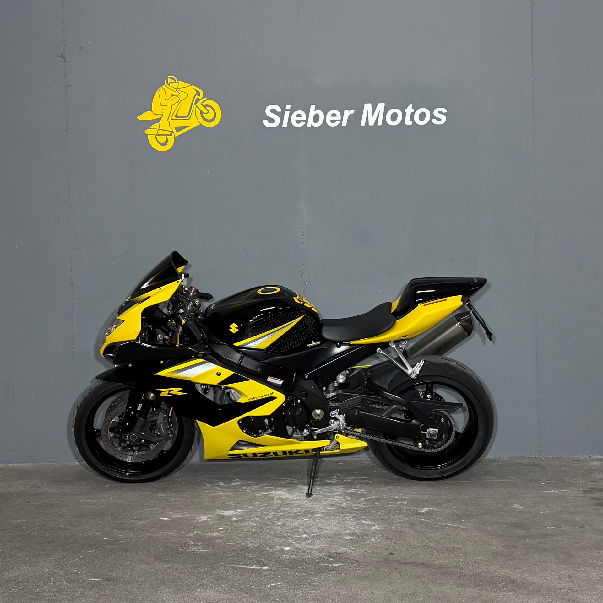 SUZUKI GSX-R1000-showroom-element-2