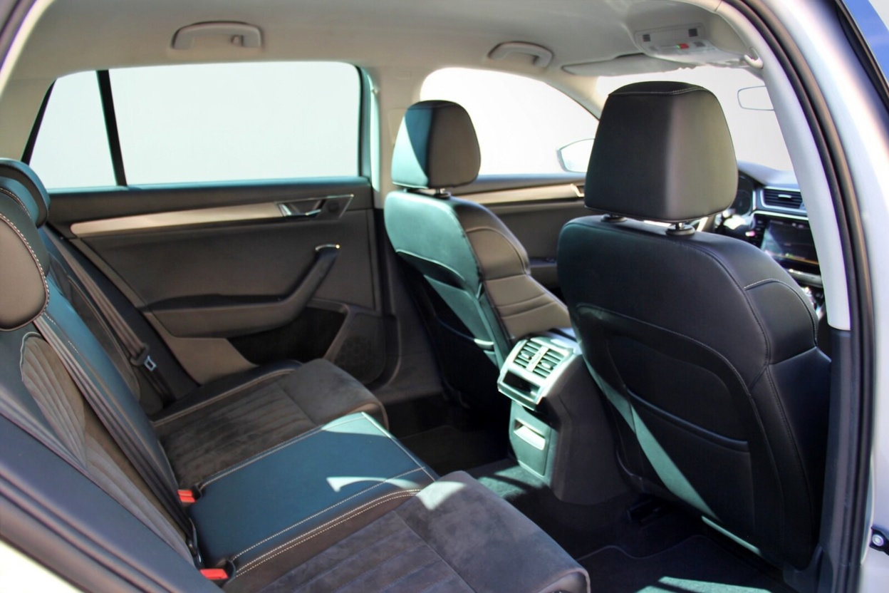 SKODA Superb Combi 2.0 TDi Style 4x4 DSG-image-11