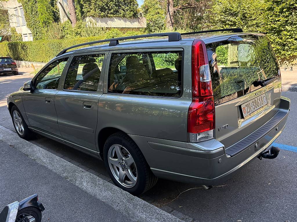 VOLVO V70-image-1