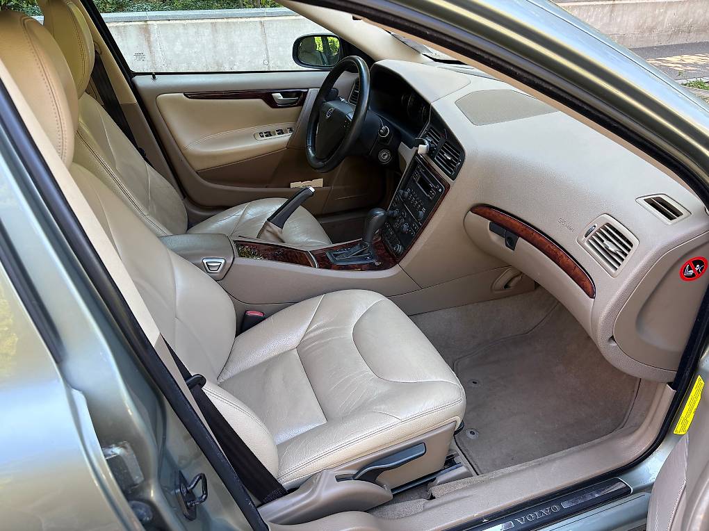 VOLVO V70-image-2