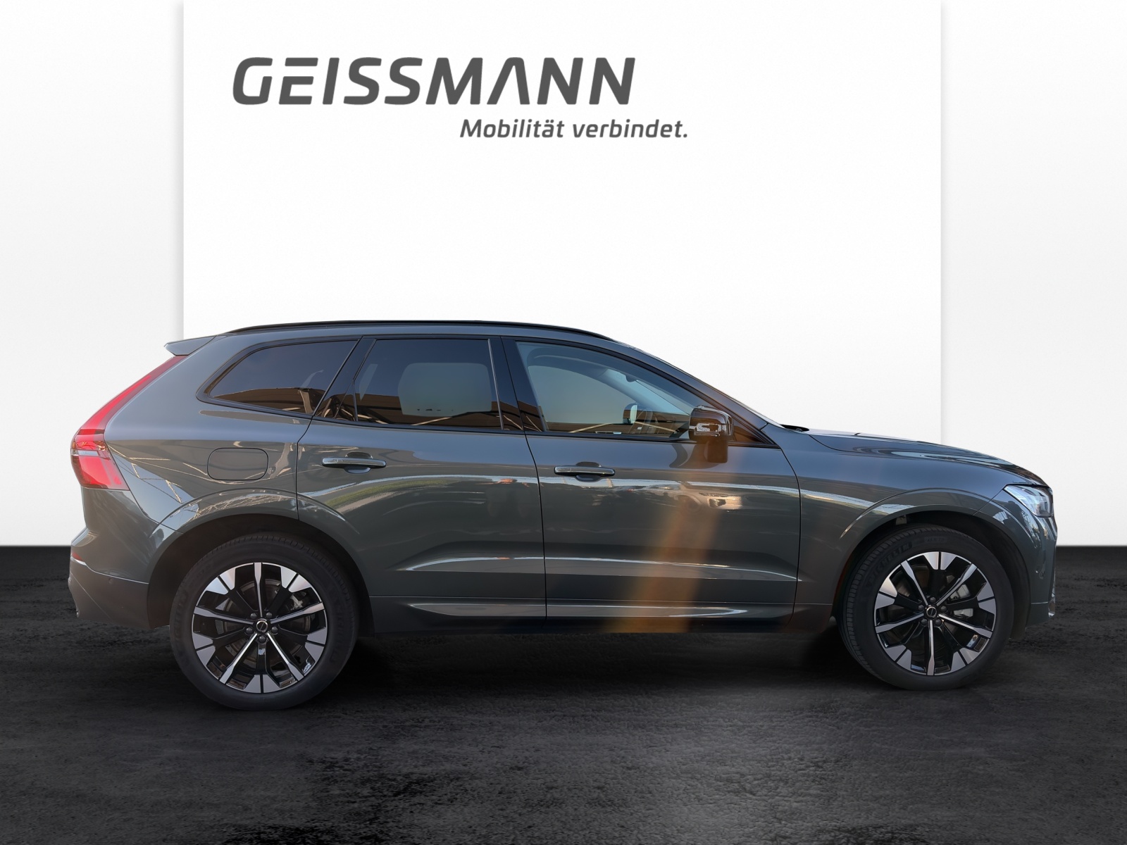 VOLVO XC60 2.0 T8 TE Ultra Dark eAWD-showroom-element-3