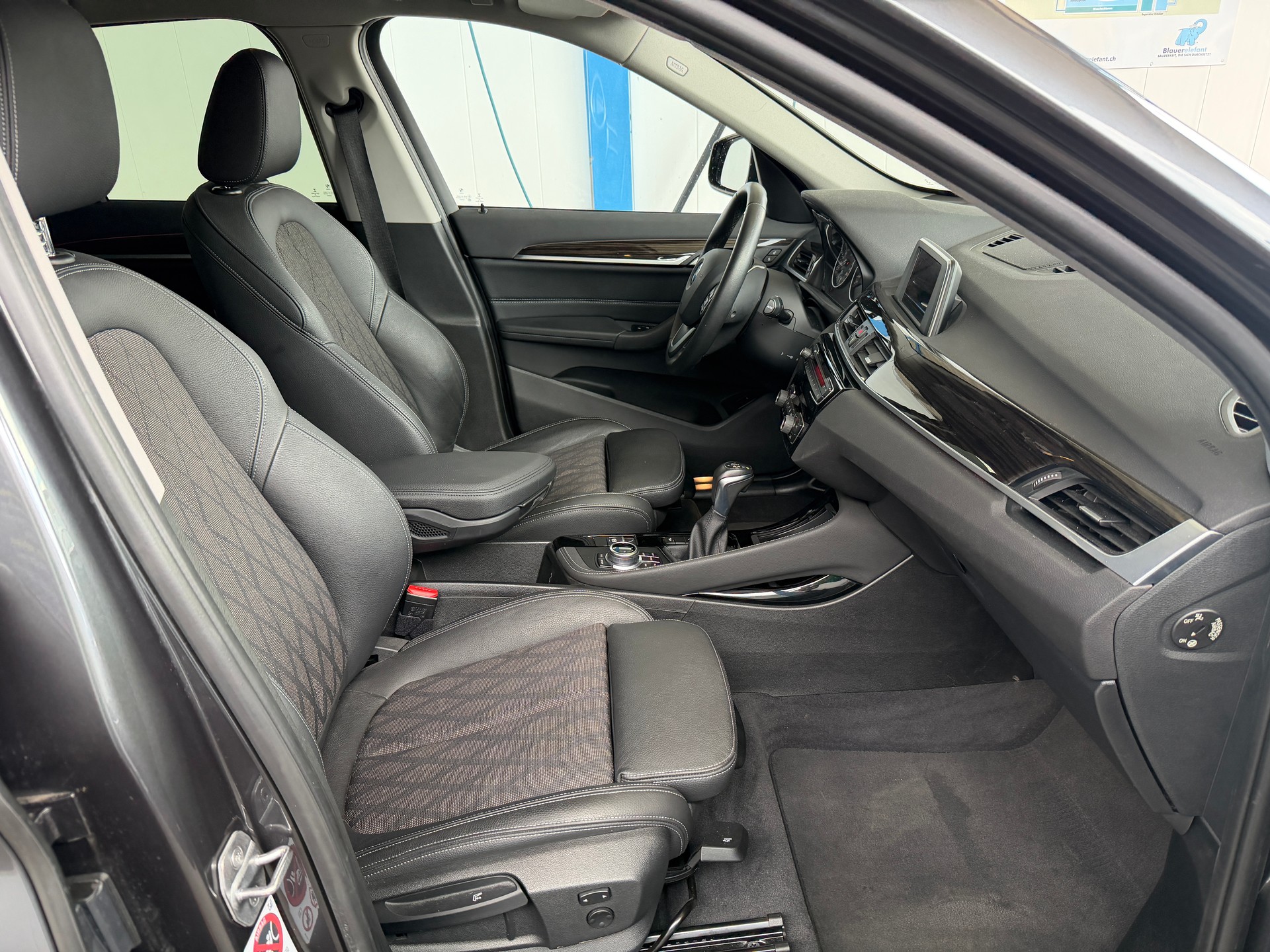 BMW X1 xDrive 20i xLine Steptronic-image-16