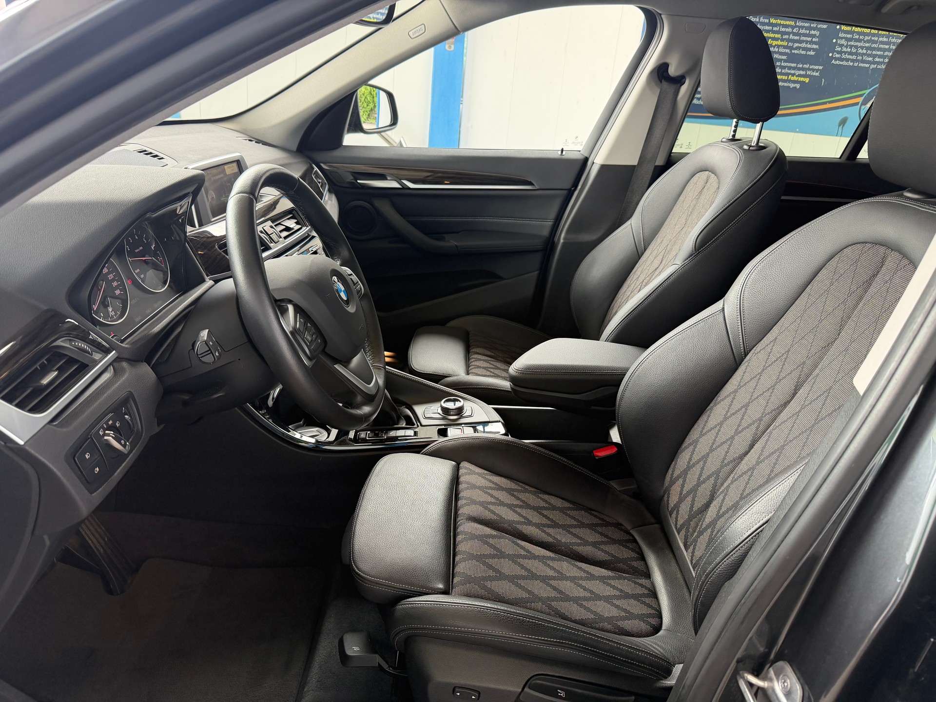 BMW X1 xDrive 20i xLine Steptronic-showroom-element-2