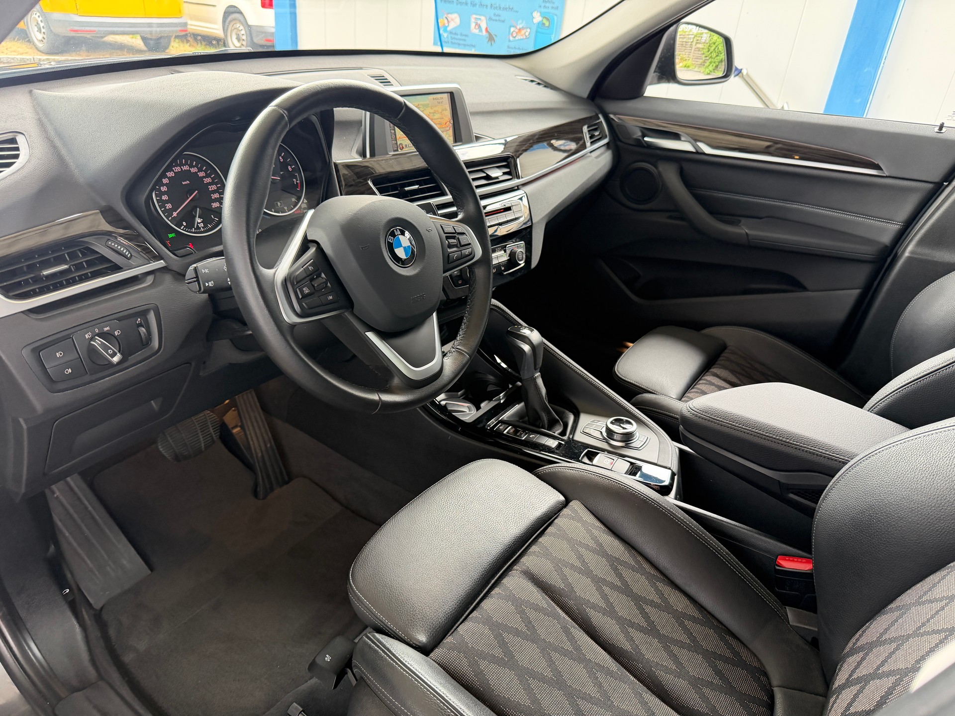 BMW X1 xDrive 20i xLine Steptronic-image-12