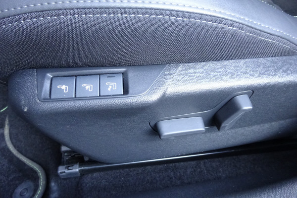 PEUGEOT 208 1.2 MHEV 145 GT-image-13