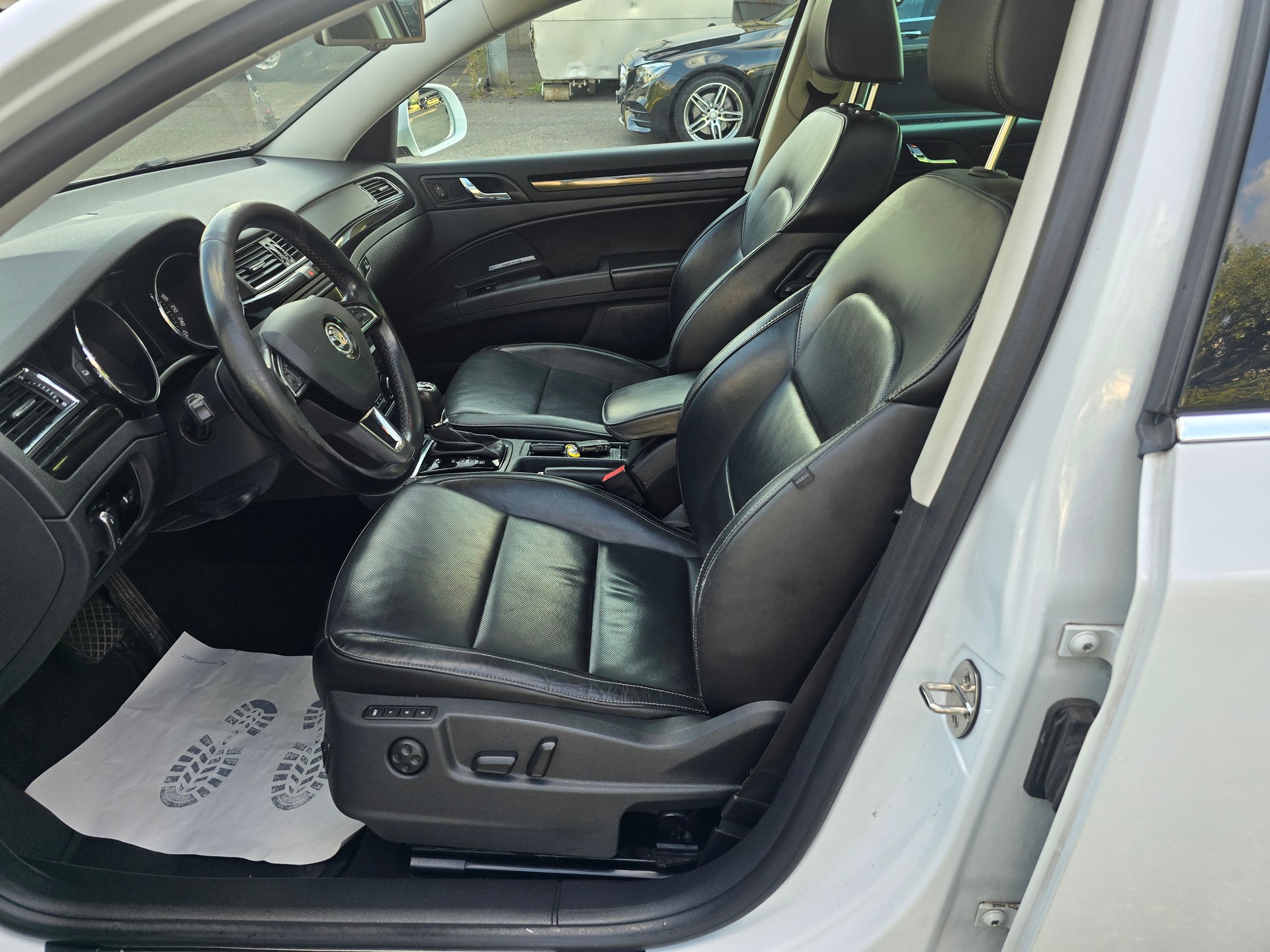 SKODA Superb Combi 2.0 TDi Elegance 4x4 DSG-image-12