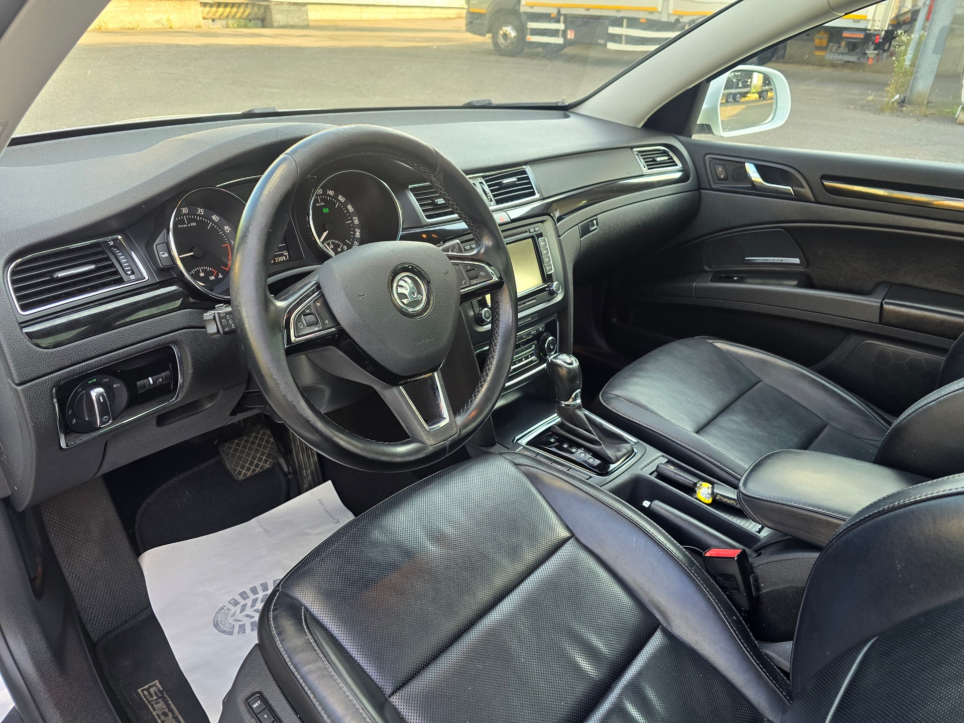 SKODA Superb Combi 2.0 TDi Elegance 4x4 DSG-image-13
