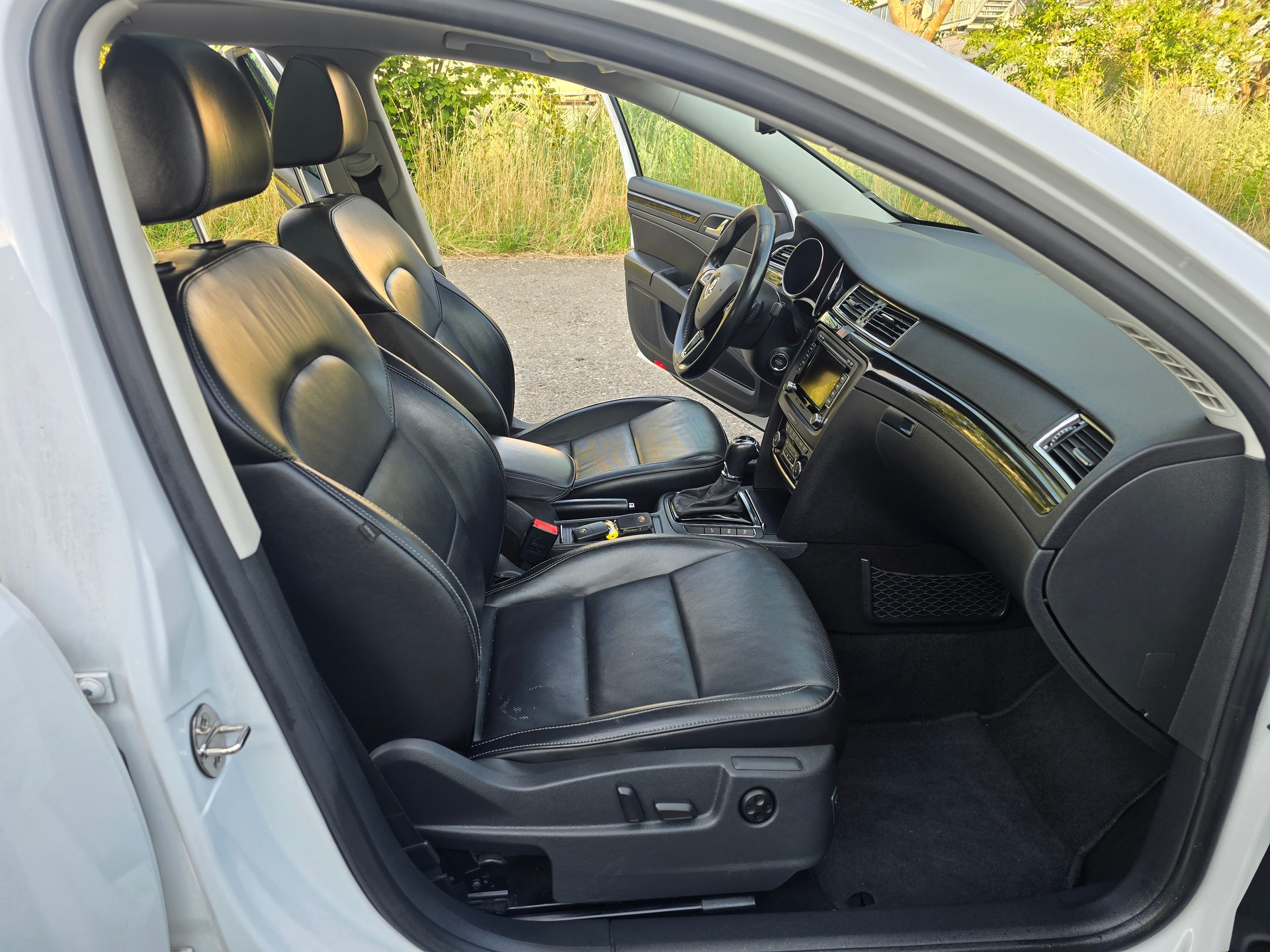 SKODA Superb Combi 2.0 TDi Elegance 4x4 DSG-image-16