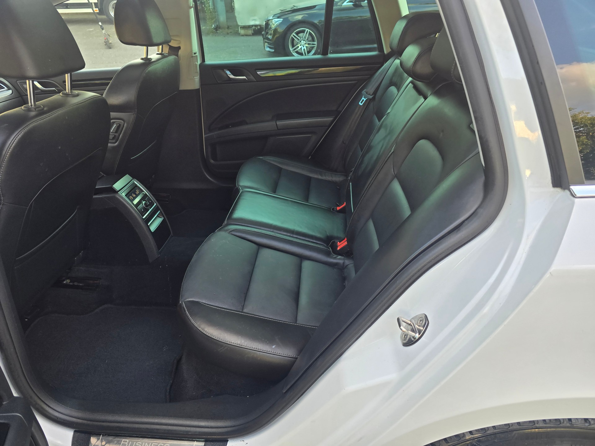 SKODA Superb Combi 2.0 TDi Elegance 4x4 DSG-image-15