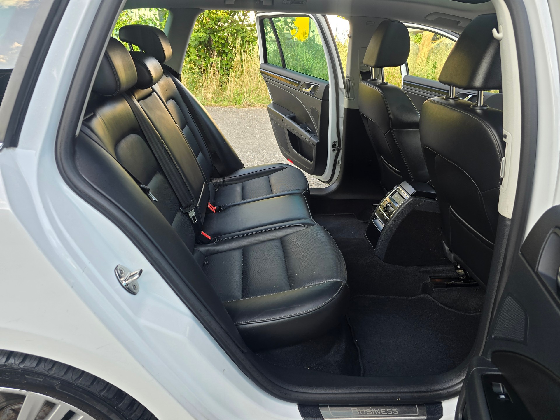 SKODA Superb Combi 2.0 TDi Elegance 4x4 DSG-image-17