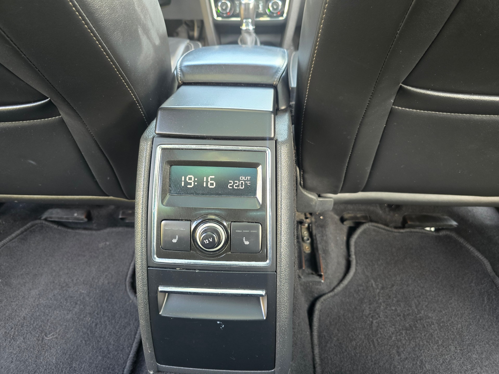 SKODA Superb Combi 2.0 TDi Elegance 4x4 DSG-image-18