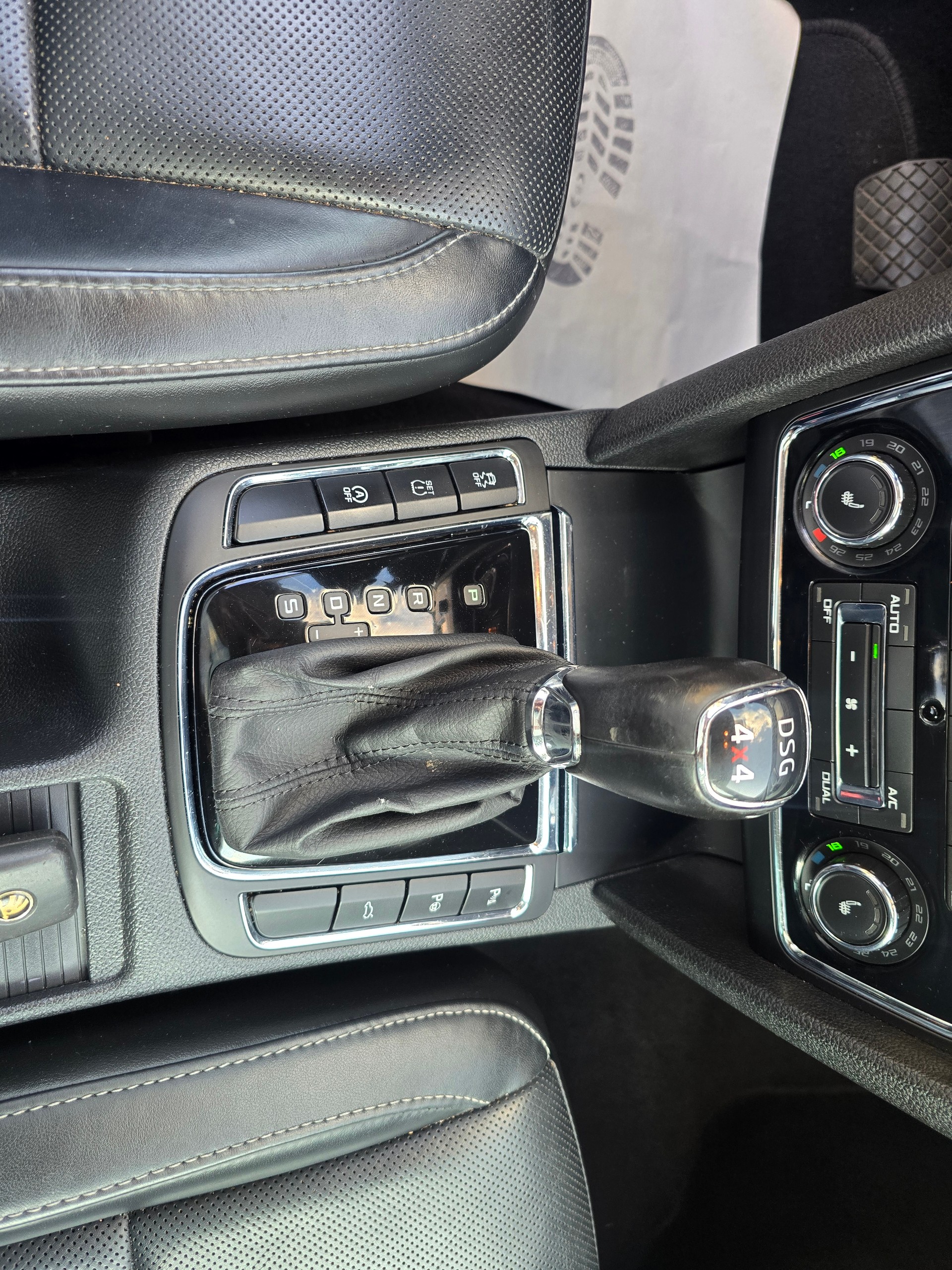 SKODA Superb Combi 2.0 TDi Elegance 4x4 DSG-image-22
