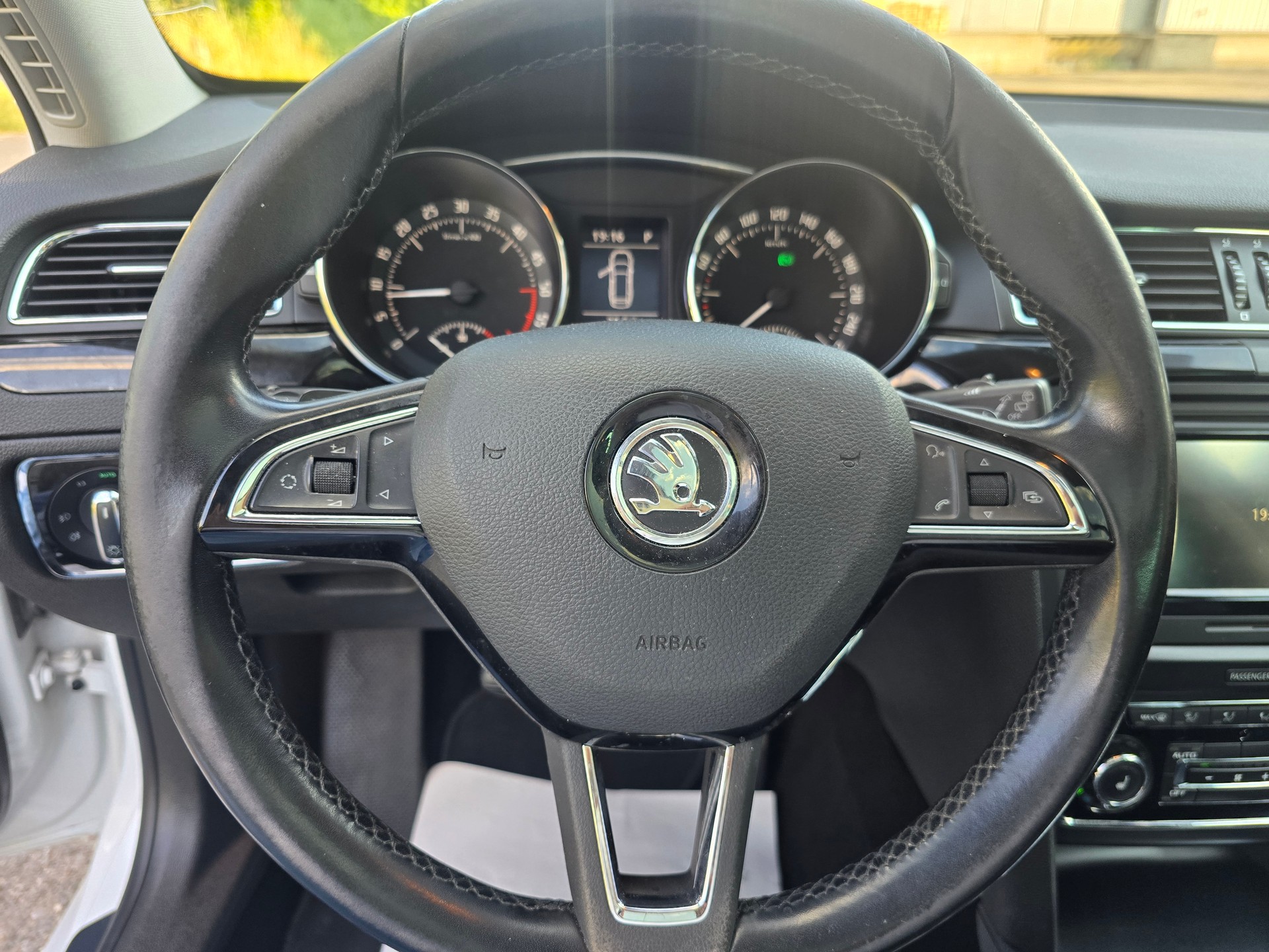 SKODA Superb Combi 2.0 TDi Elegance 4x4 DSG-image-19