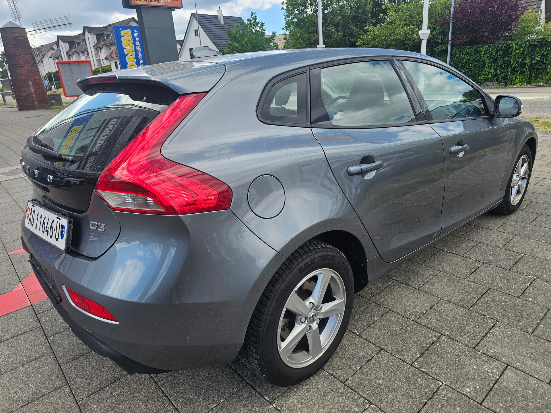 VOLVO V40 D3 Kinetic Geartronic-image-3