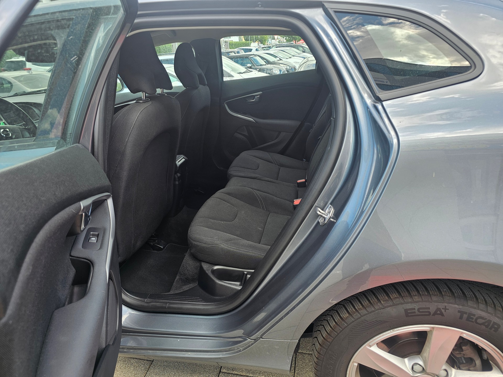 VOLVO V40 D3 Kinetic Geartronic-image-8