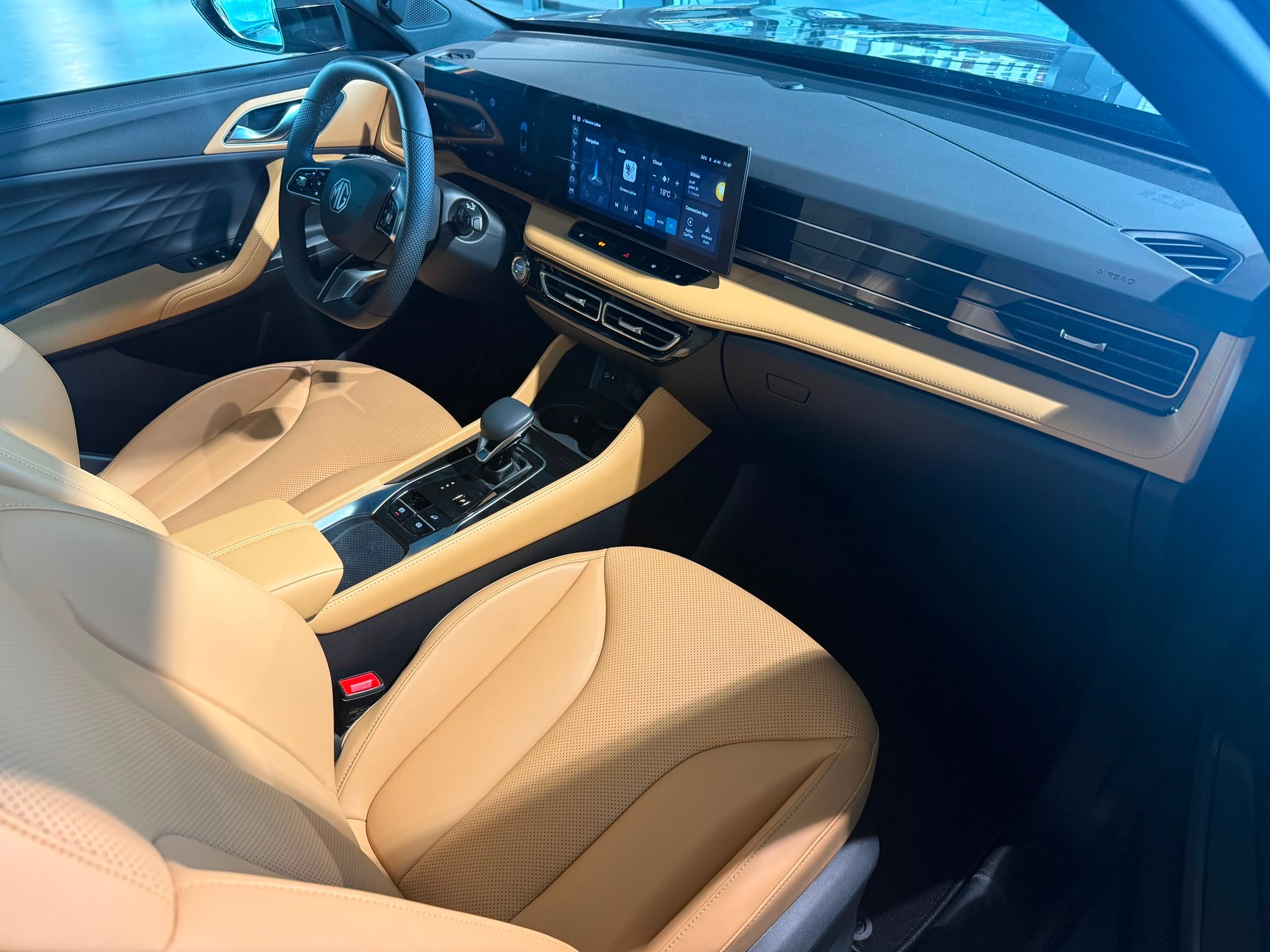 MG HS 1.5 T HEV Luxury-image-11