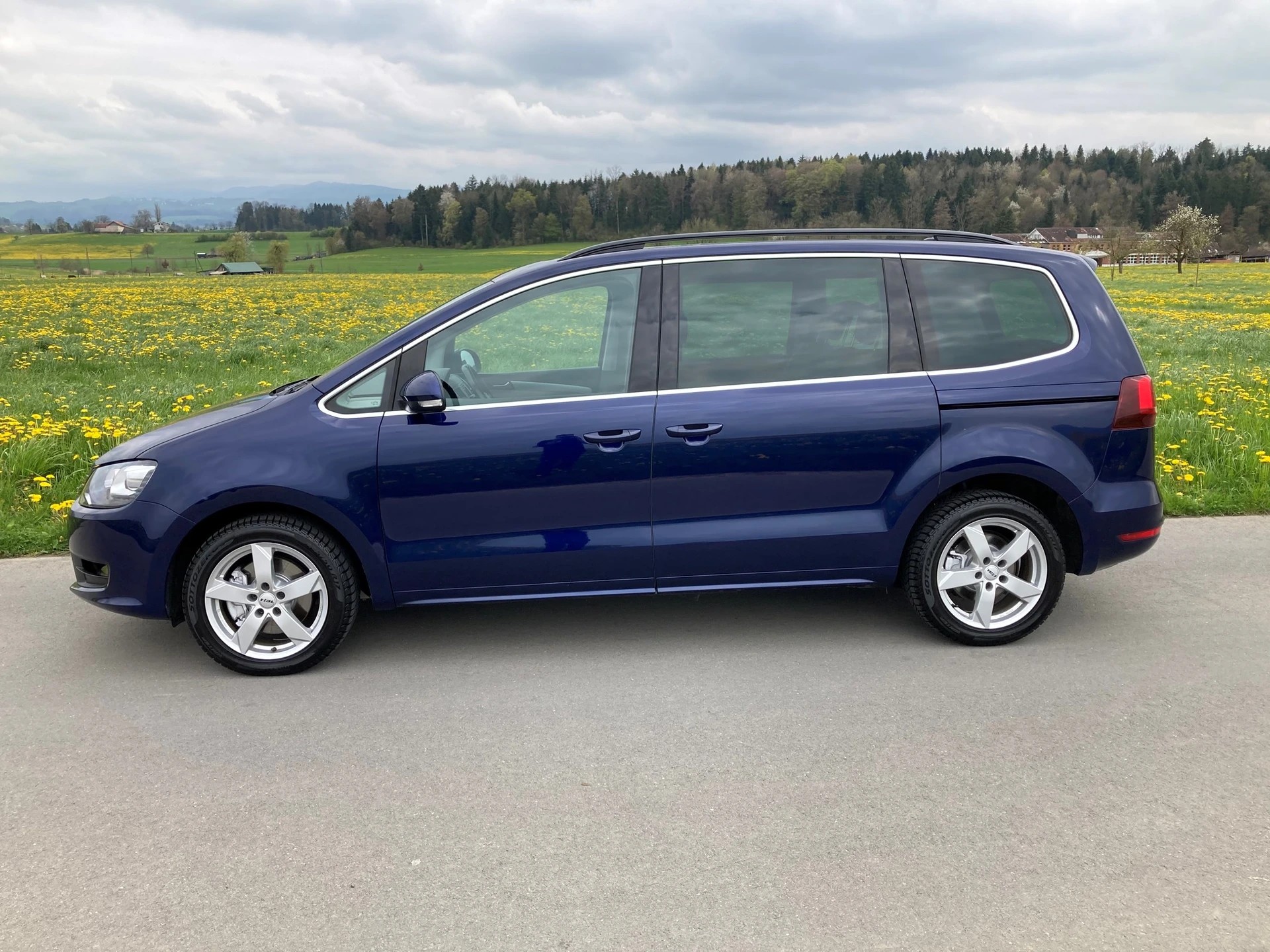 VW Sharan 2.0 TDI BMT Comfortline DSG 7 Sitzer-image-4
