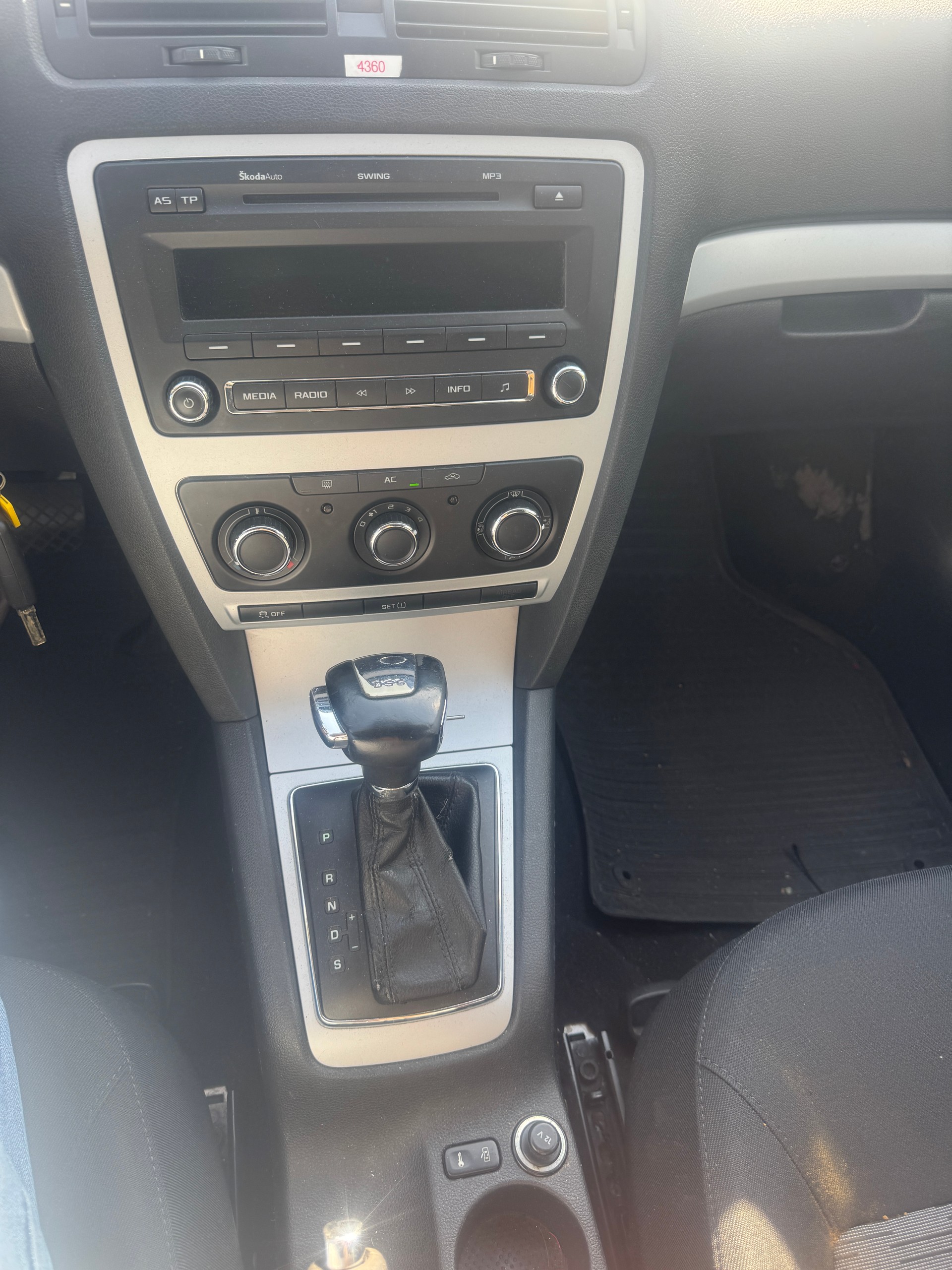 SKODA Octavia Combi 1.8 TSI Ambiente DSG-image-12