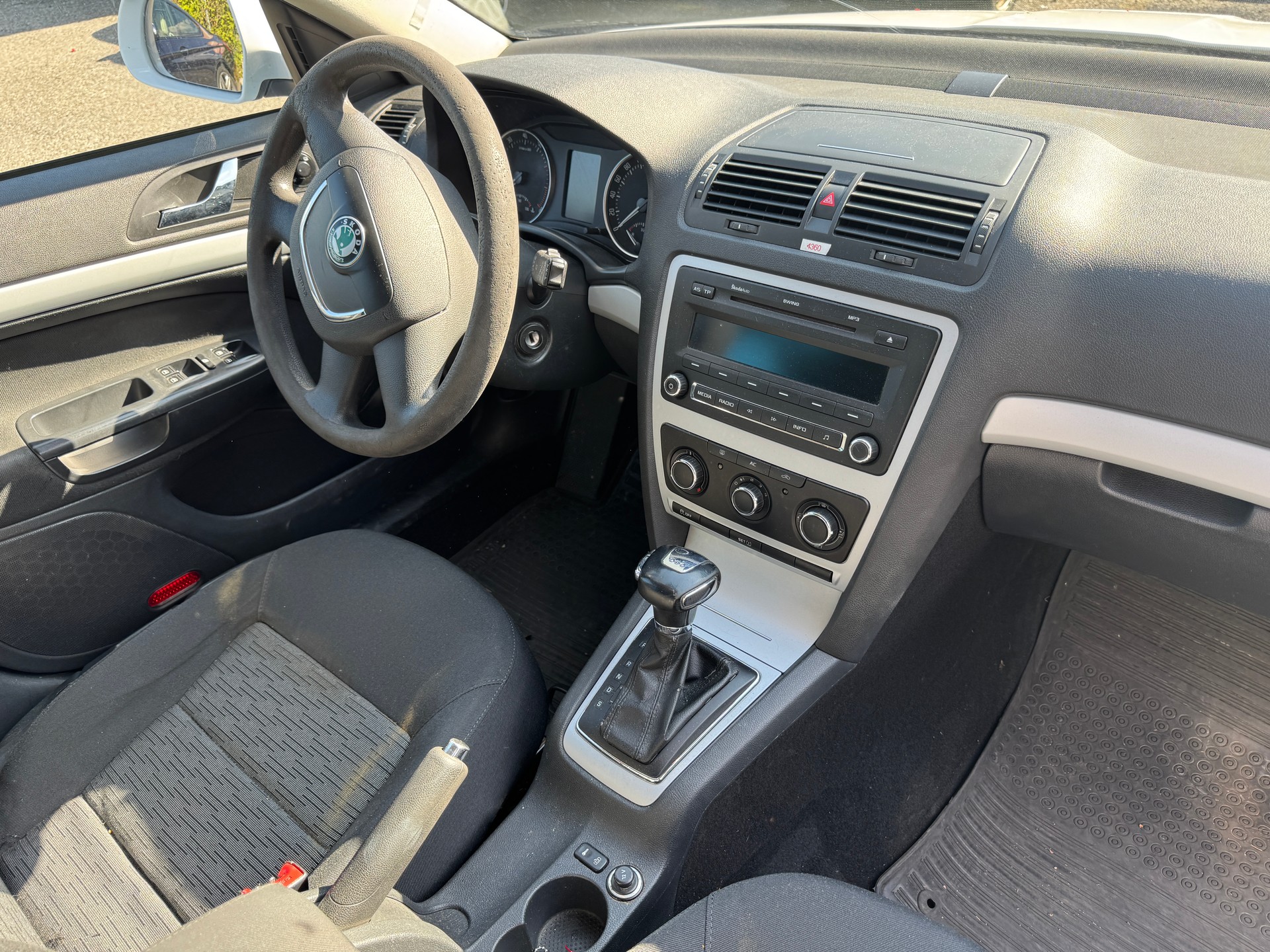 SKODA Octavia Combi 1.8 TSI Ambiente DSG-image-11