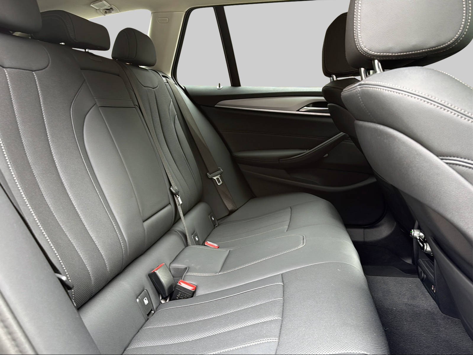 BMW 520d xDrive 48V Touring Steptronic-image-14