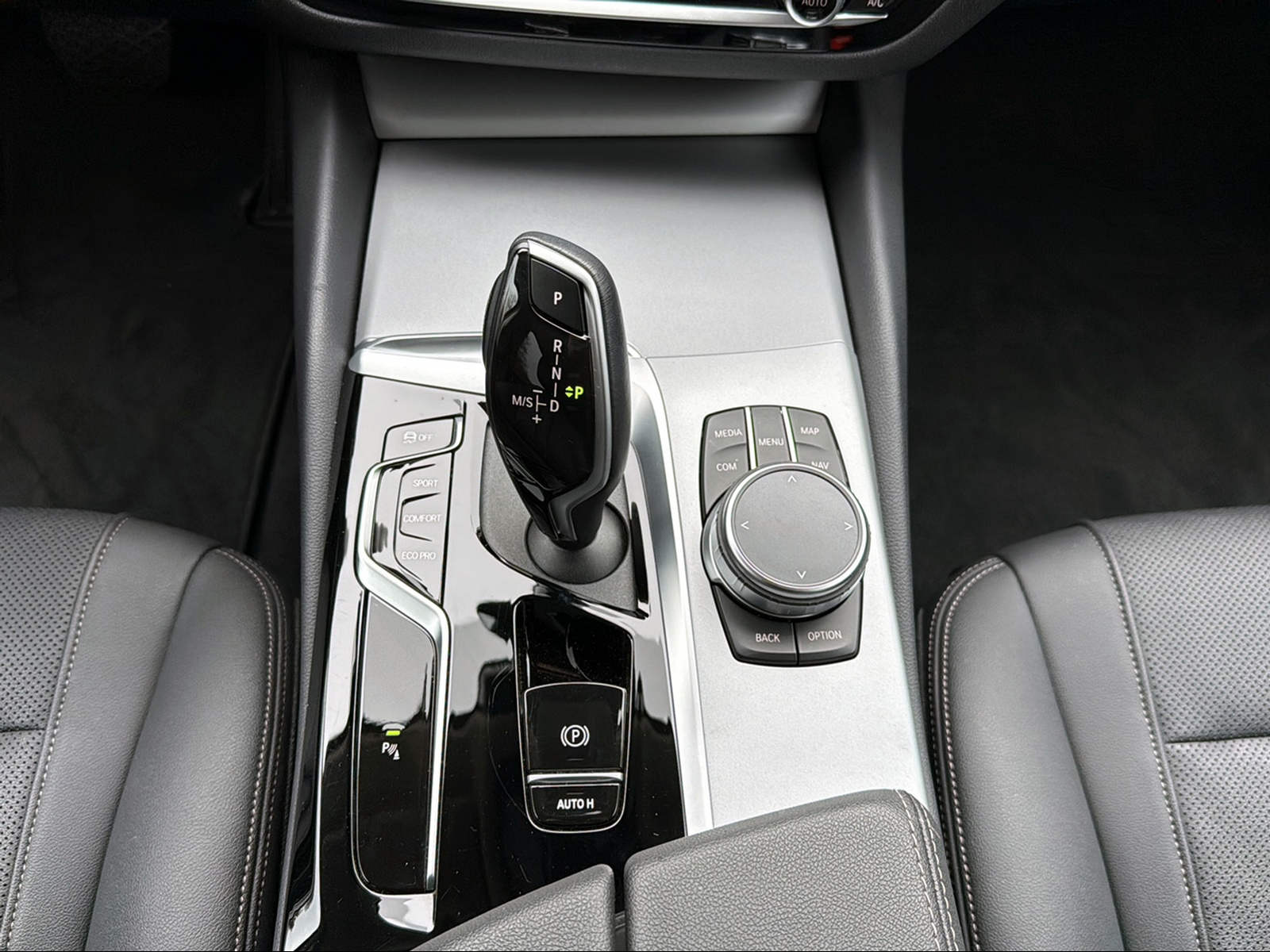 BMW 520d xDrive 48V Touring Steptronic-image-11