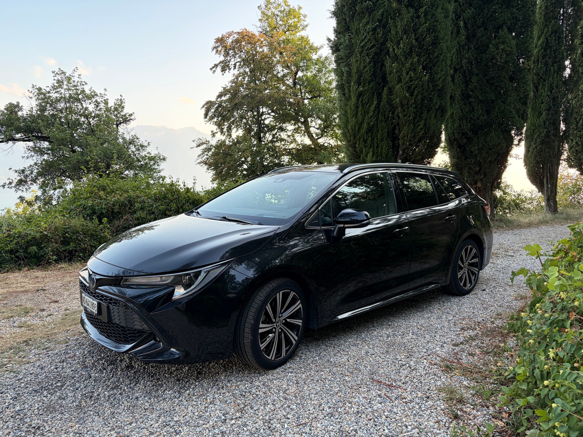 TOYOTA 1.8 HSD Trend-image-2