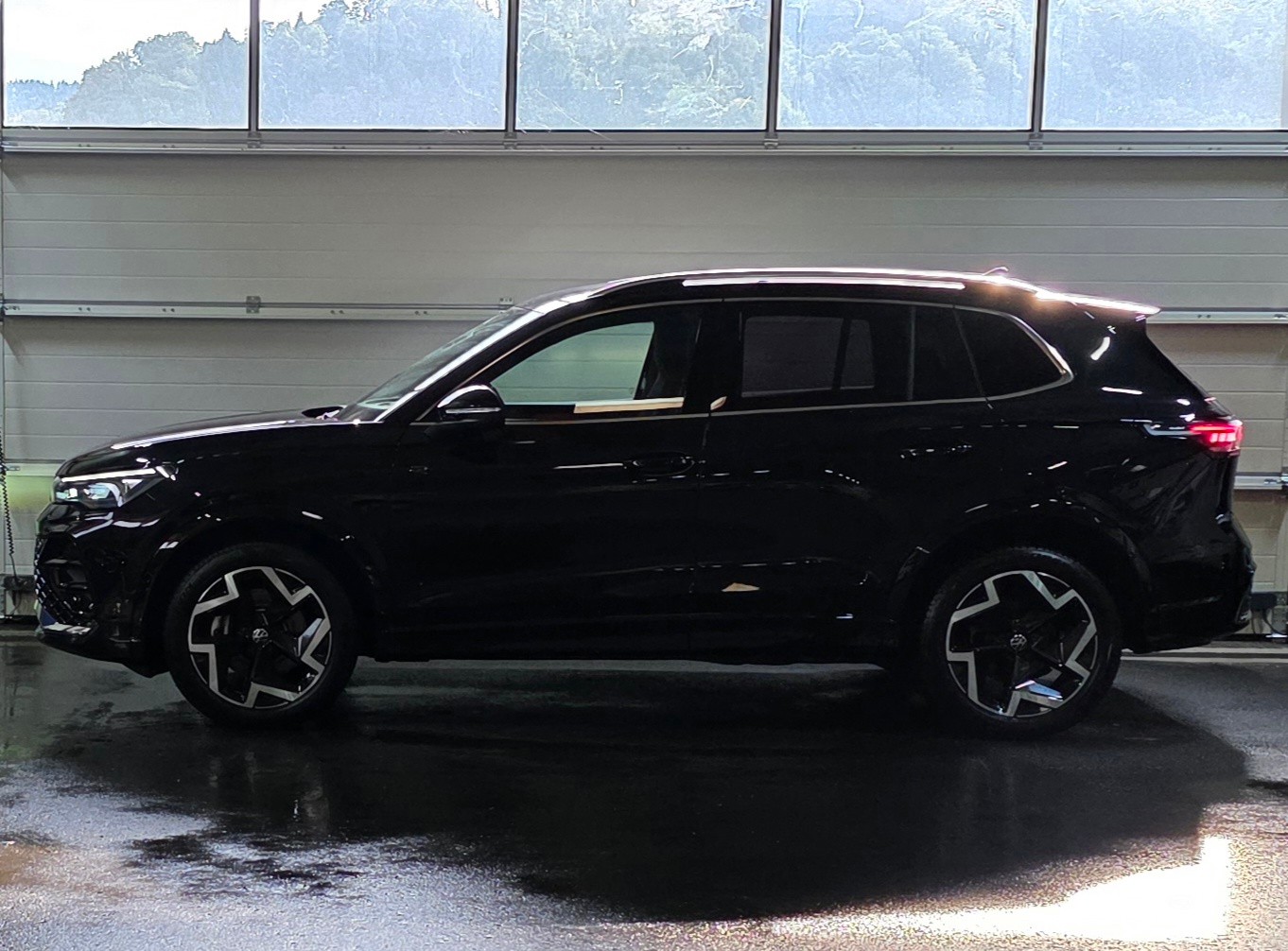 VW Tiguan 2.0 TDI SCR R-Line 4Motion DSG *360°Kamera*Sitz-&Lenkradheizung*Massagefunktion*ACC&Spurhalteassistent*Parkassistent*-image-1