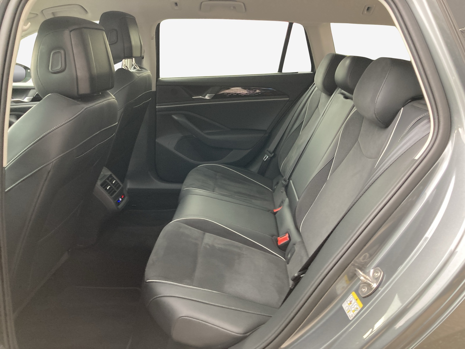 VW Passat Variant 2.0 TDI evo Business 4 Motion DSG-image-11