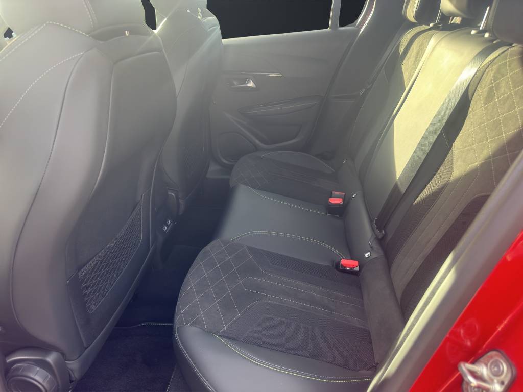 PEUGEOT 208 1.2 PureTech GT Pack EAT8-image-8