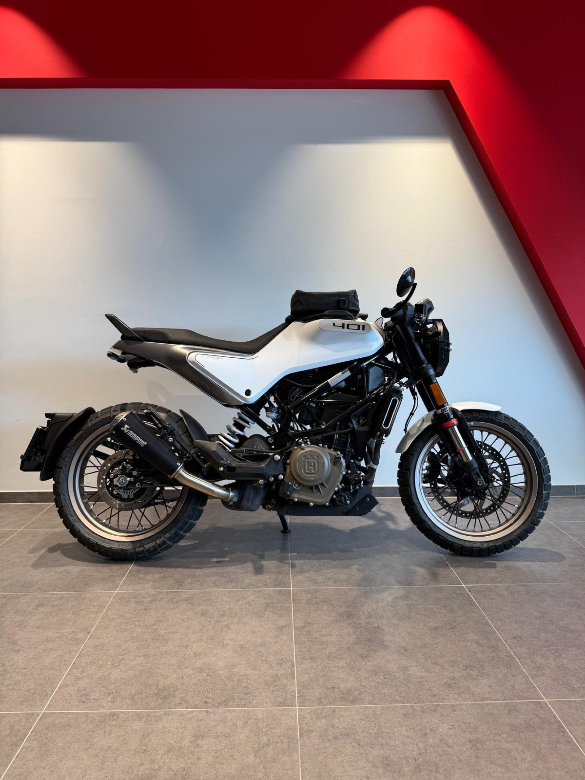 HUSQVARNA Vitpilen 401-showroom-element-1