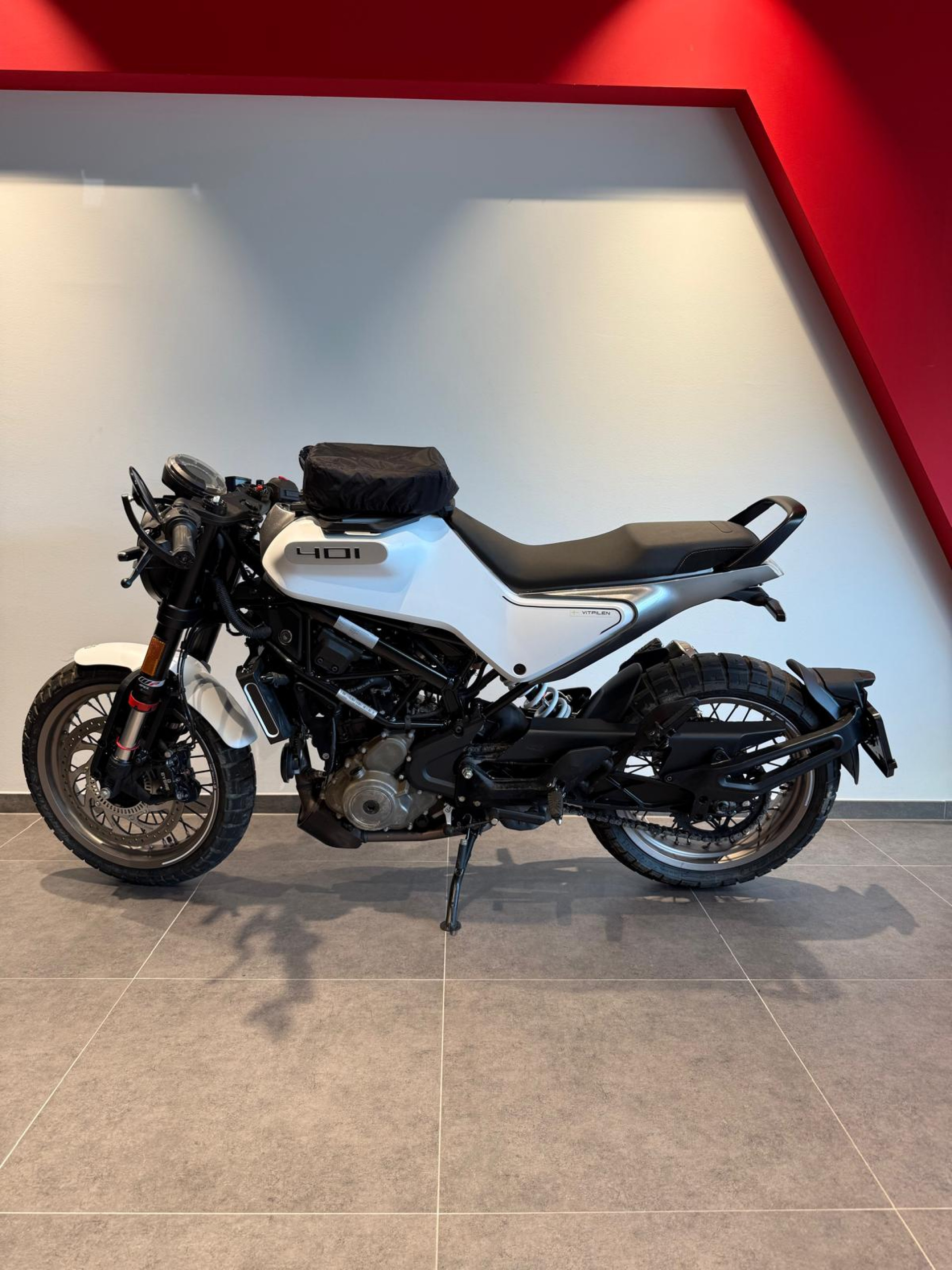 HUSQVARNA Vitpilen 401-showroom-element-2
