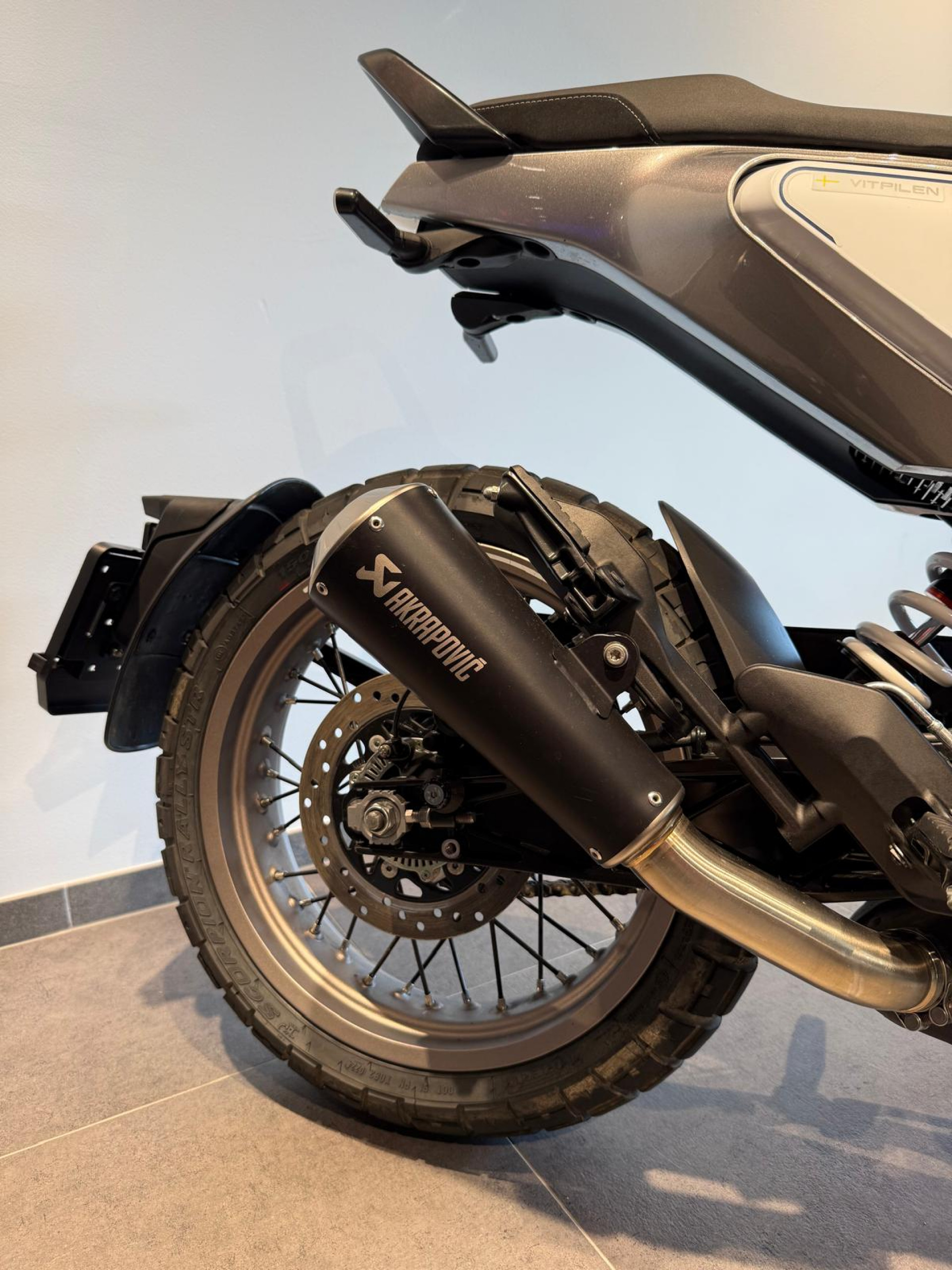 HUSQVARNA Vitpilen 401-showroom-element-3