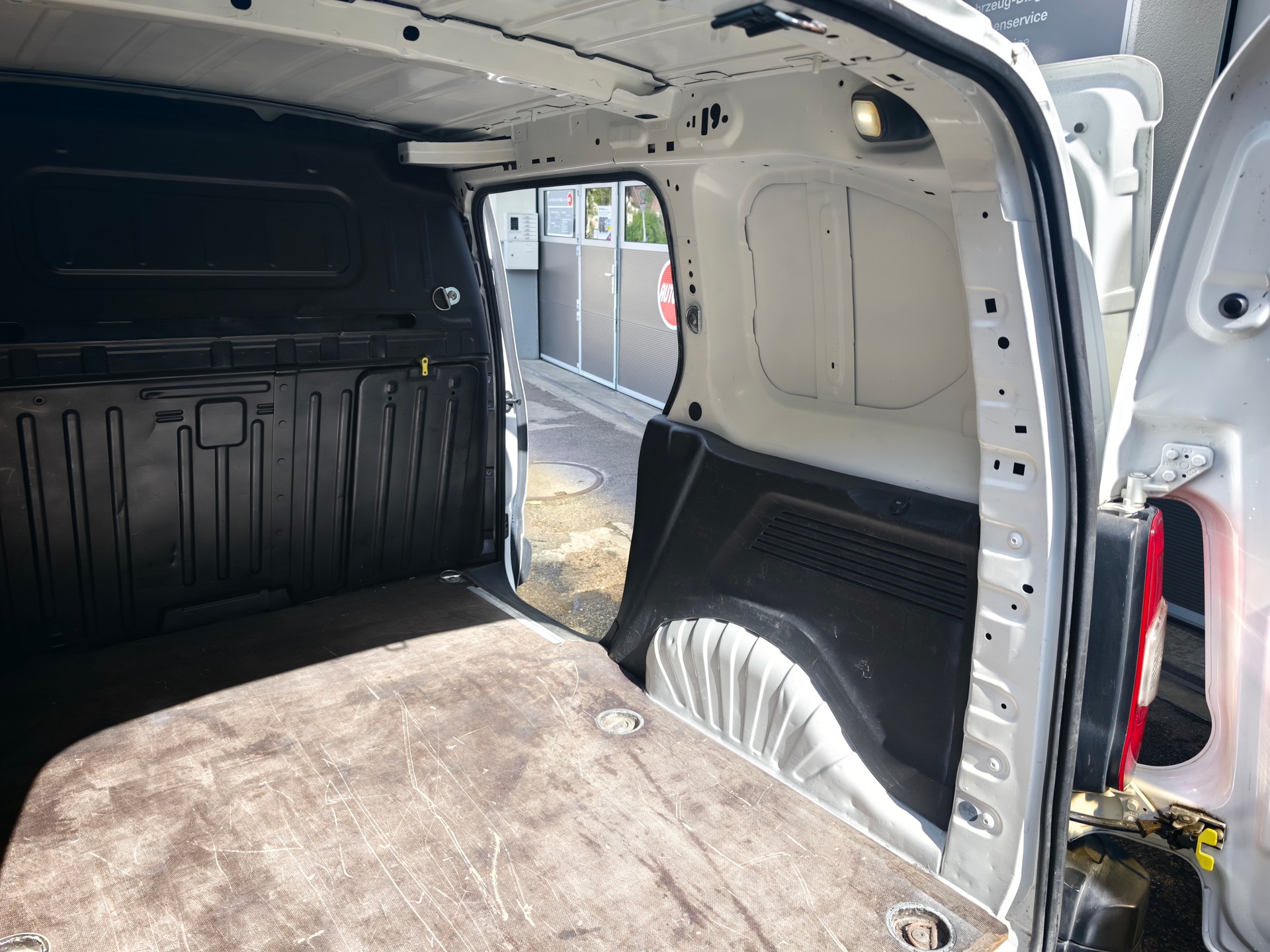CITROEN Berlingo Van 1.6 Blue HDi 100 s/s Worker 1000kg-image-23