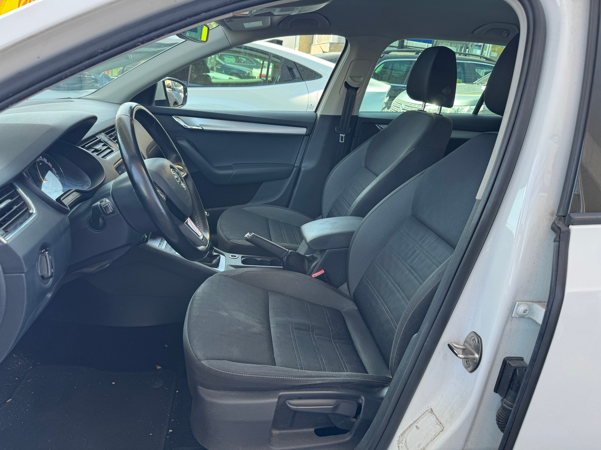 SKODA Octavia Combi 1.6 TDI Ambition-image-2