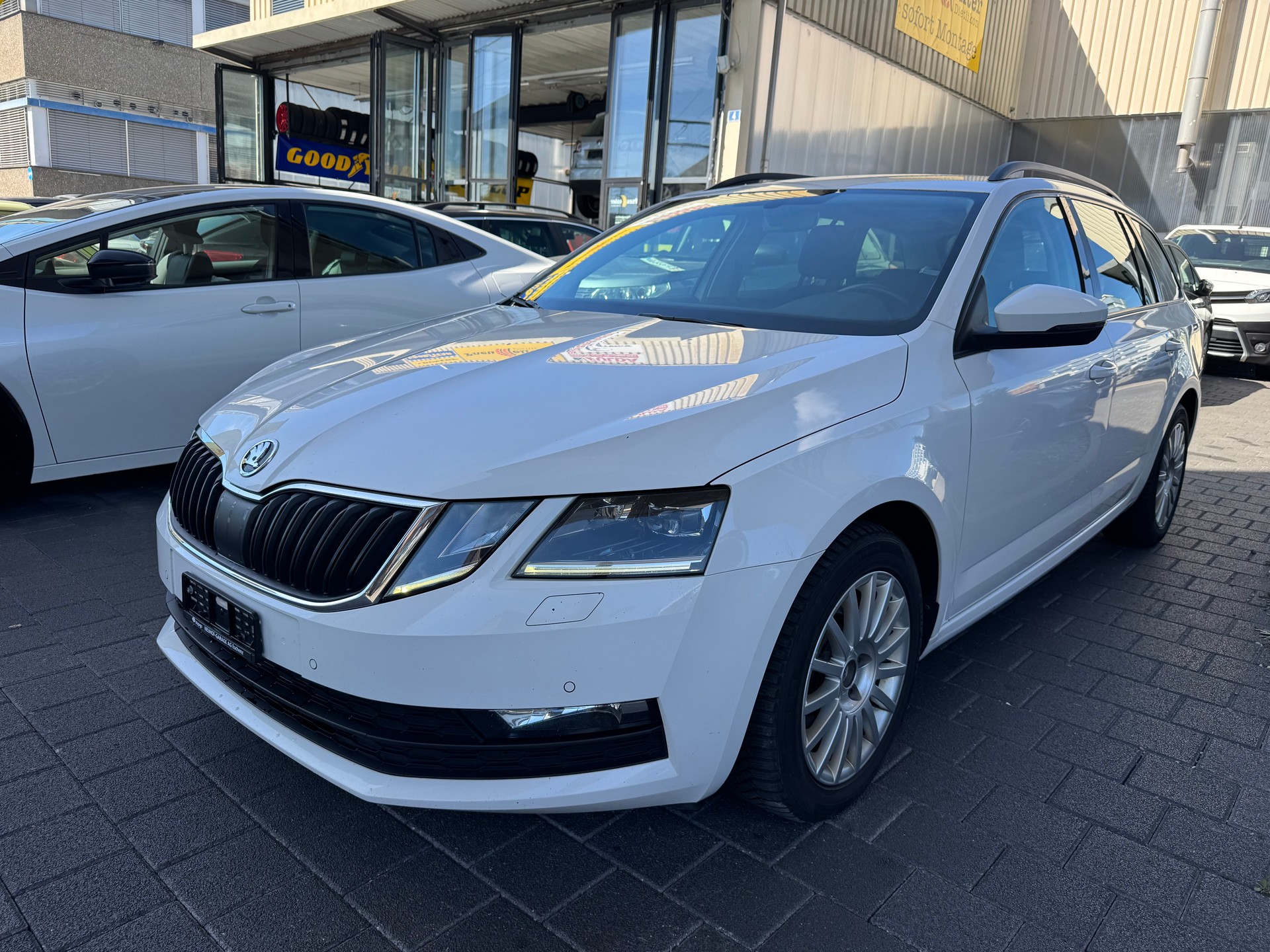 SKODA Octavia Combi 1.6 TDI Ambition-image-3