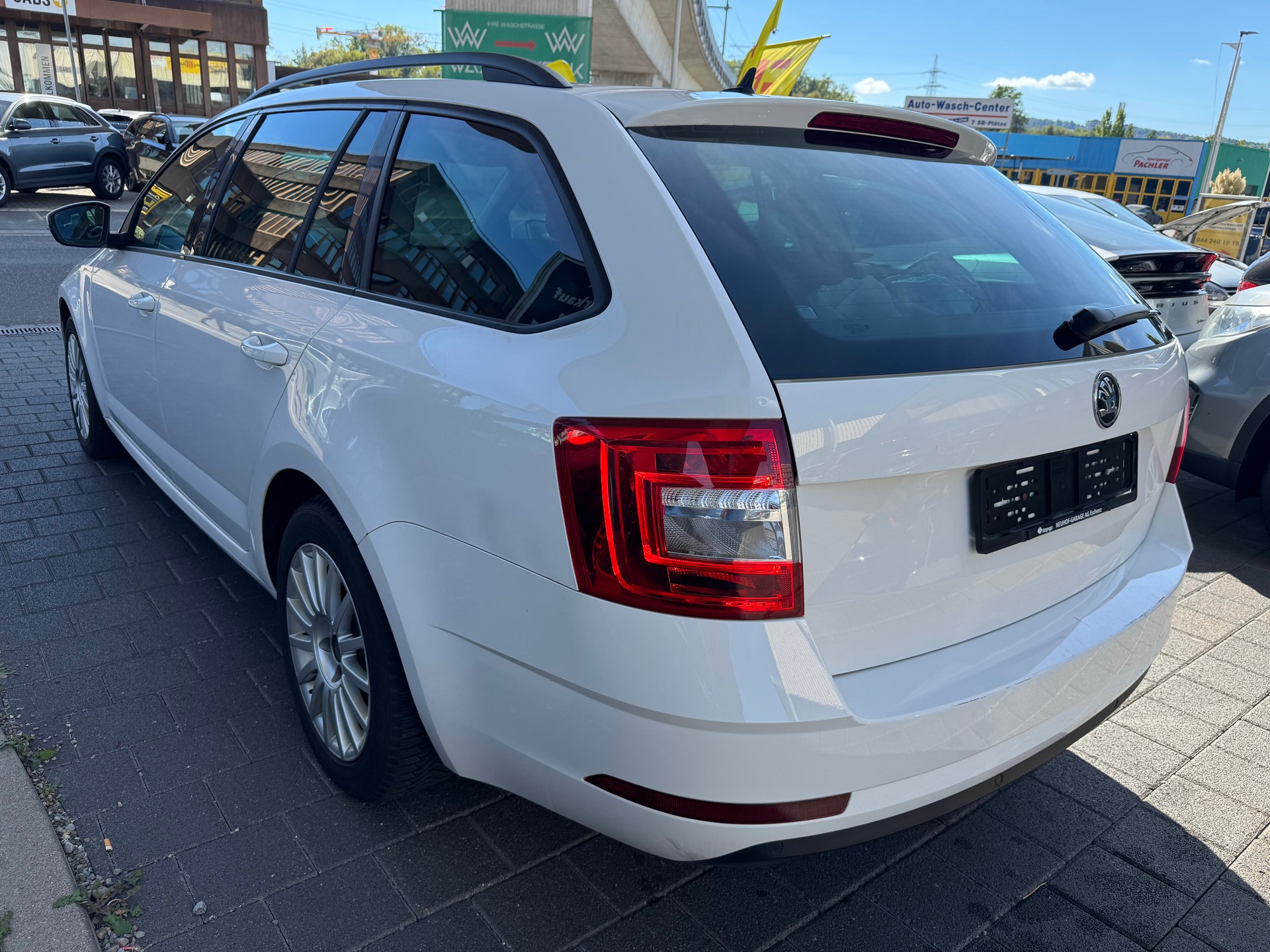 SKODA Octavia Combi 1.6 TDI Ambition-image-4