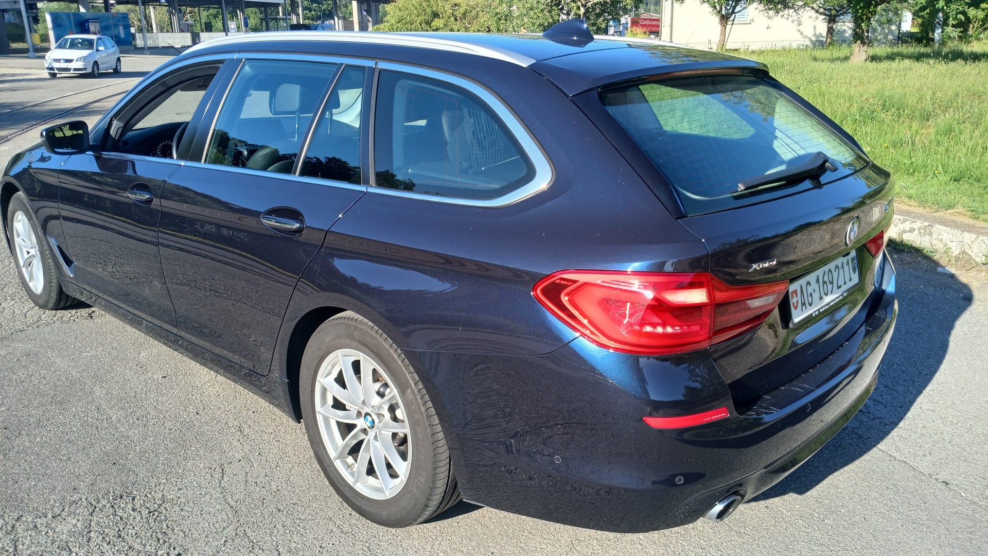 BMW 520d xDrive Touring Luxury Line Steptronic-image-3