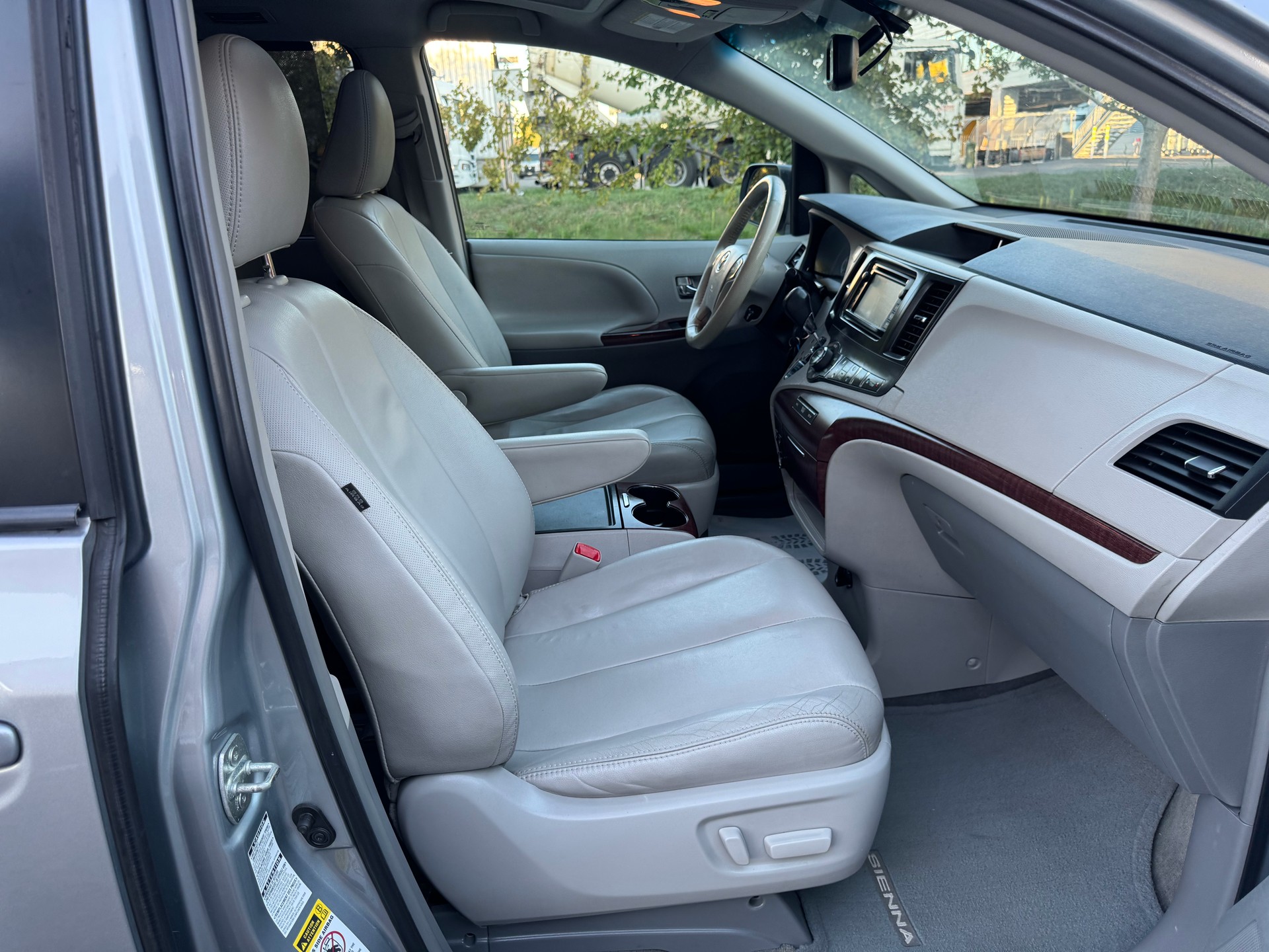 TOYOTA Sienna 3.5 A 4WD-image-11
