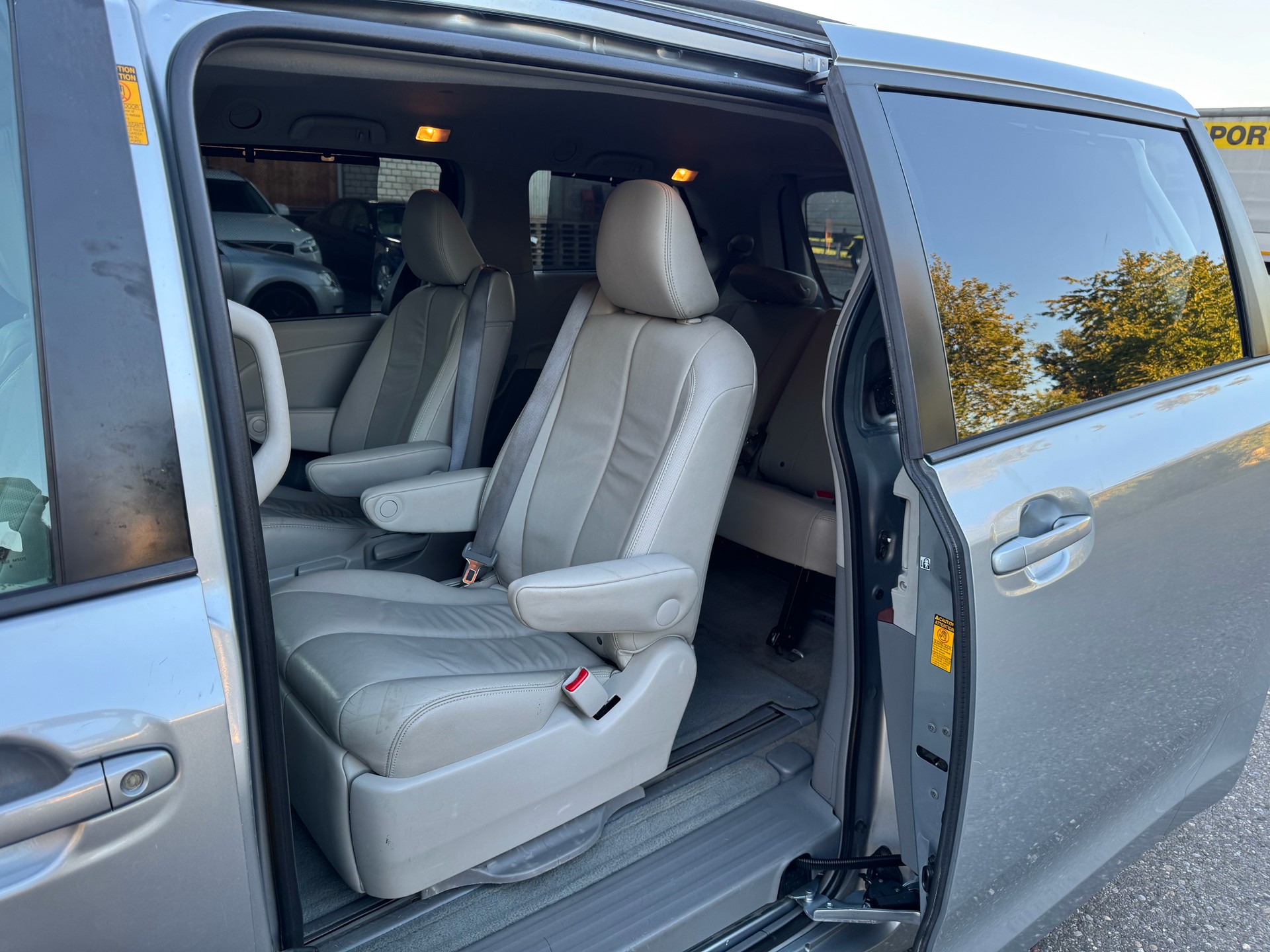 TOYOTA Sienna 3.5 A 4WD-image-18