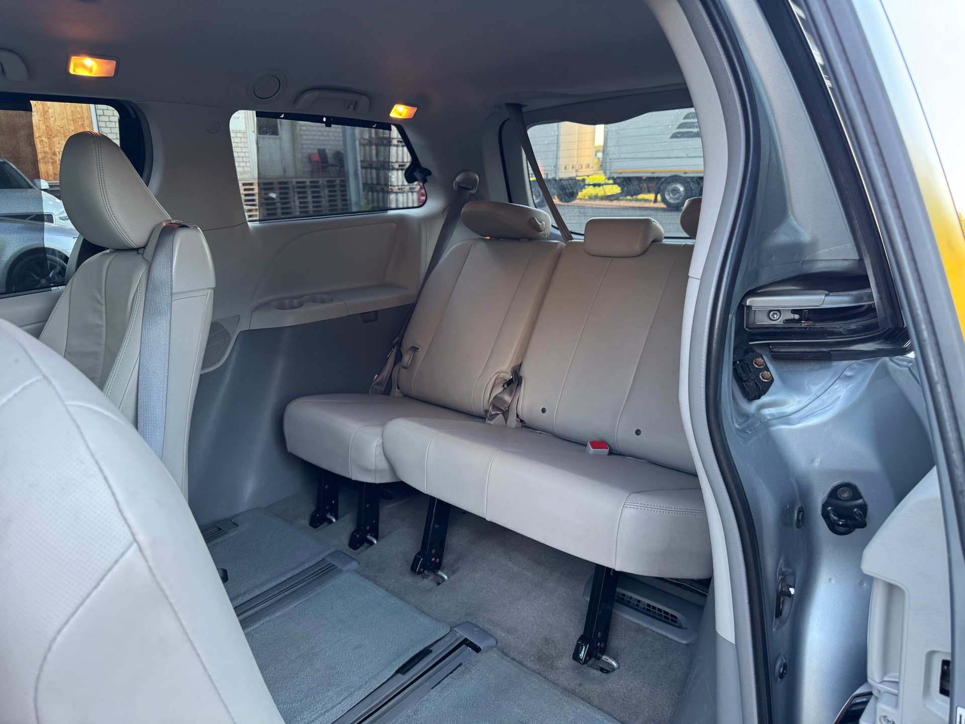 TOYOTA Sienna 3.5 A 4WD-image-19