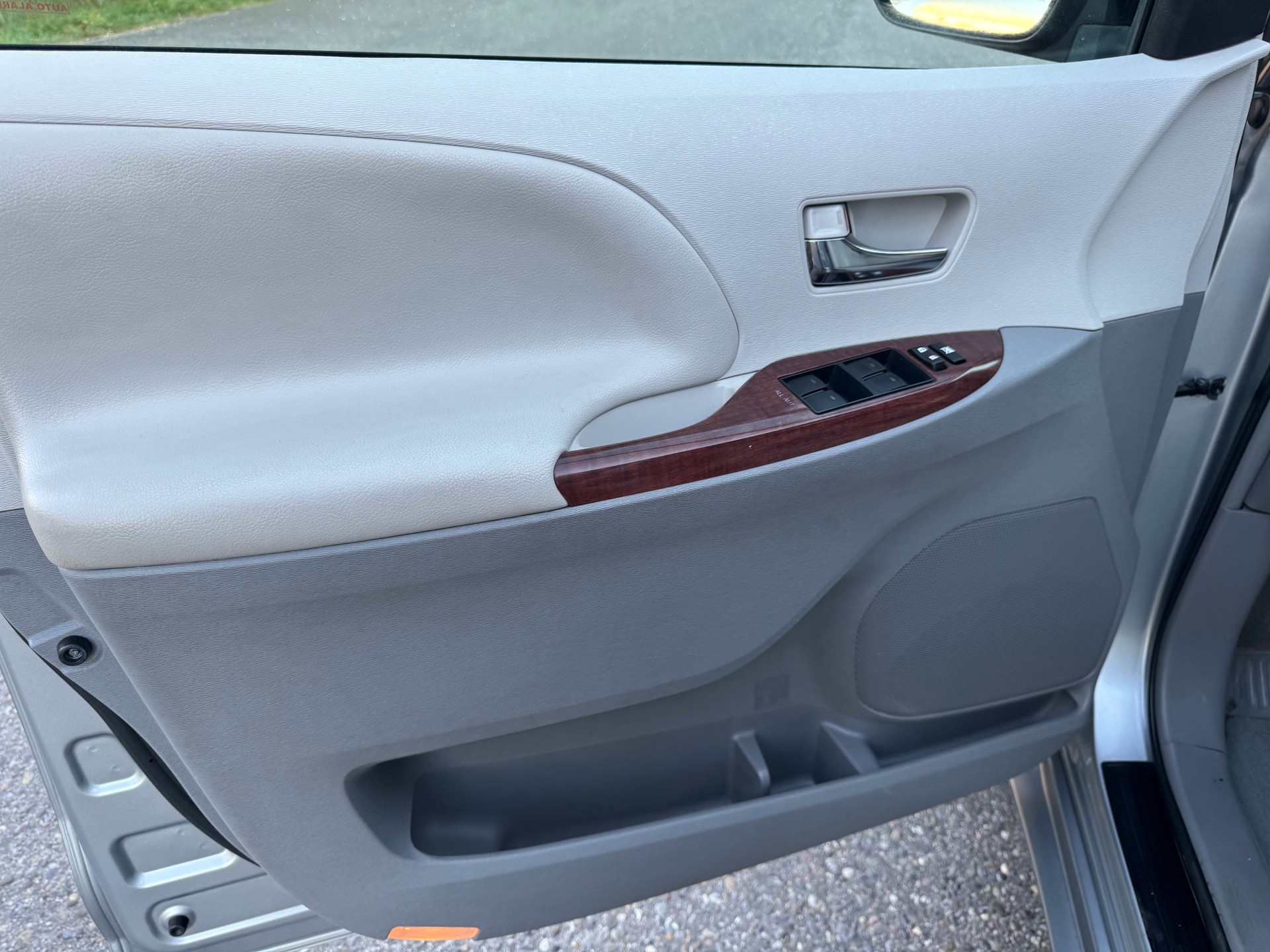 TOYOTA Sienna 3.5 A 4WD-image-16