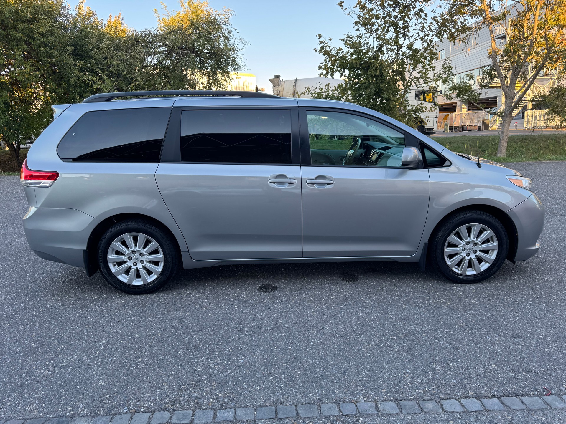 TOYOTA Sienna 3.5 A 4WD-image-10