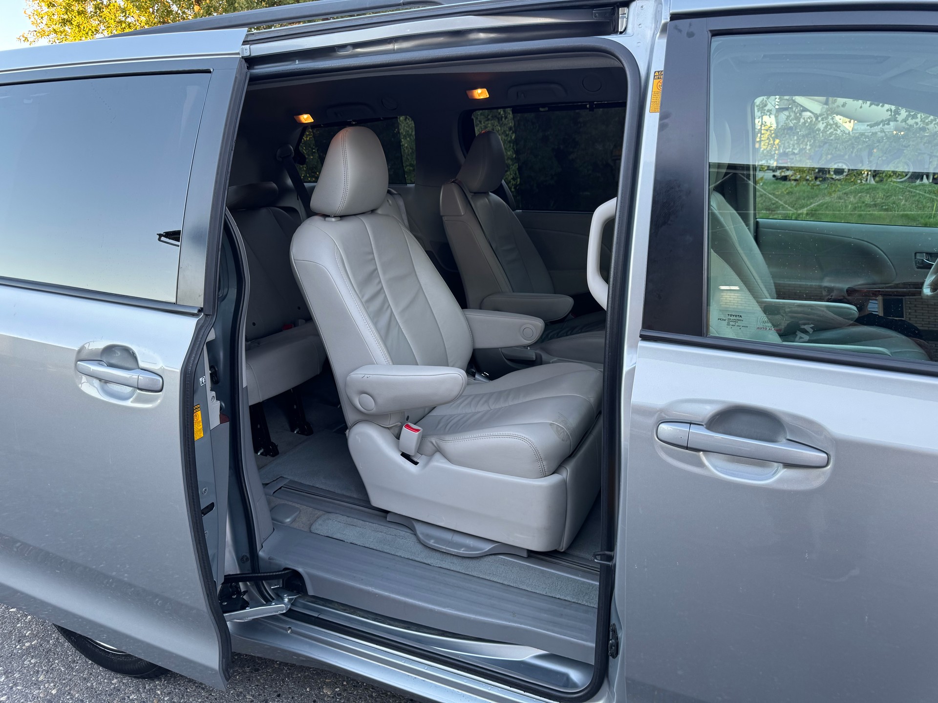 TOYOTA Sienna 3.5 A 4WD-image-13