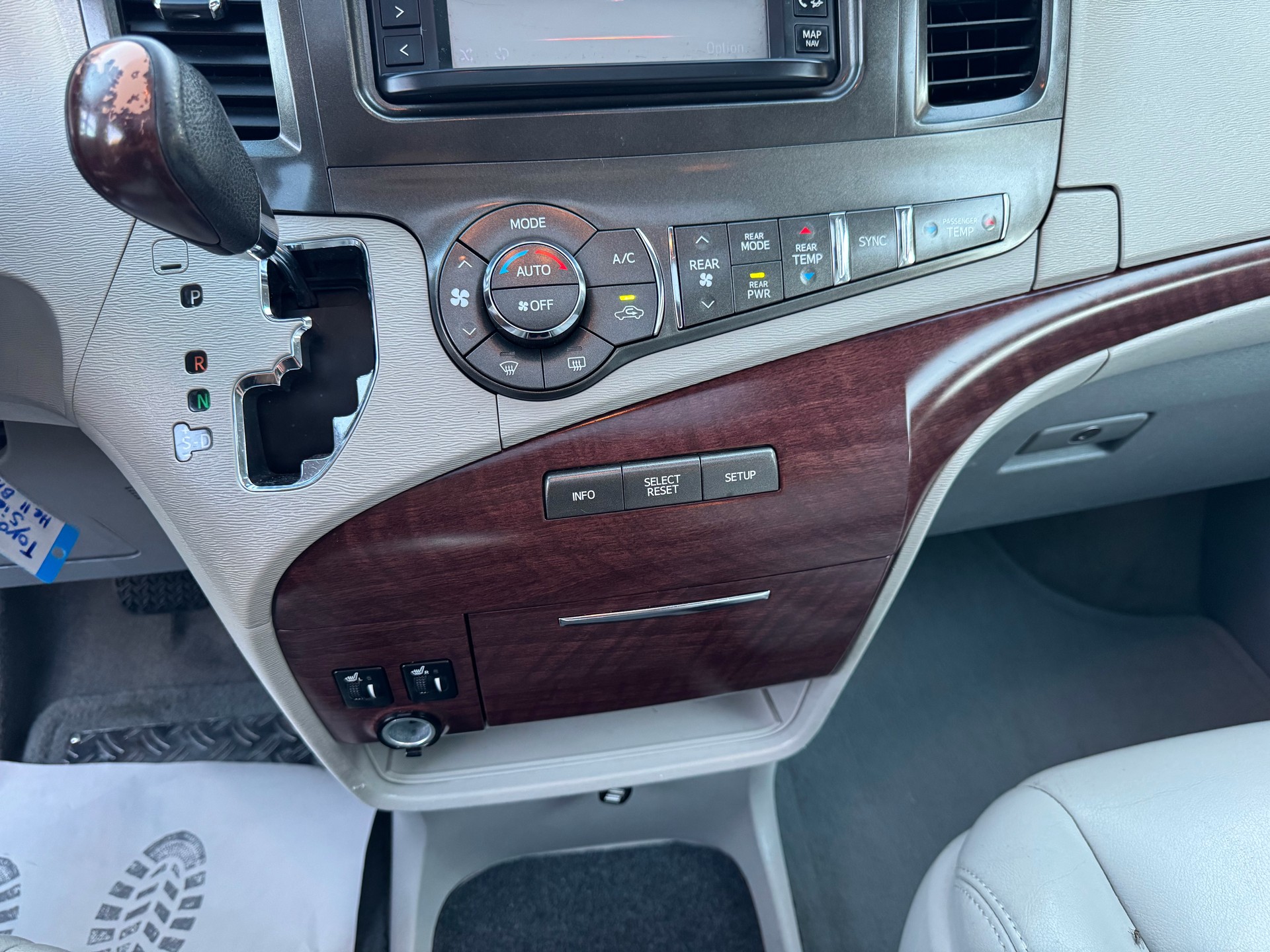 TOYOTA Sienna 3.5 A 4WD-image-25