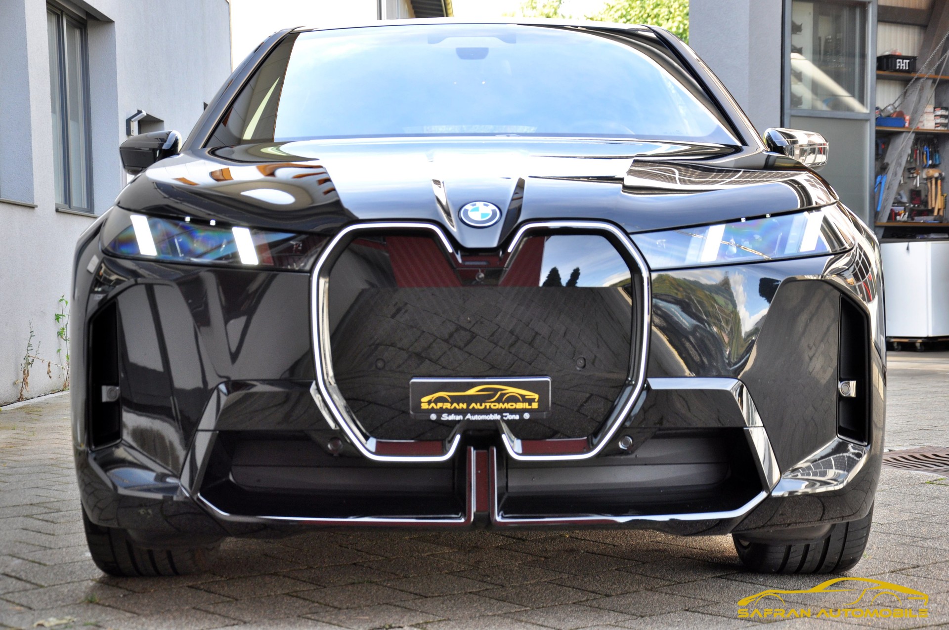 BMW iX xDrive60 M Sport Pro-image-1