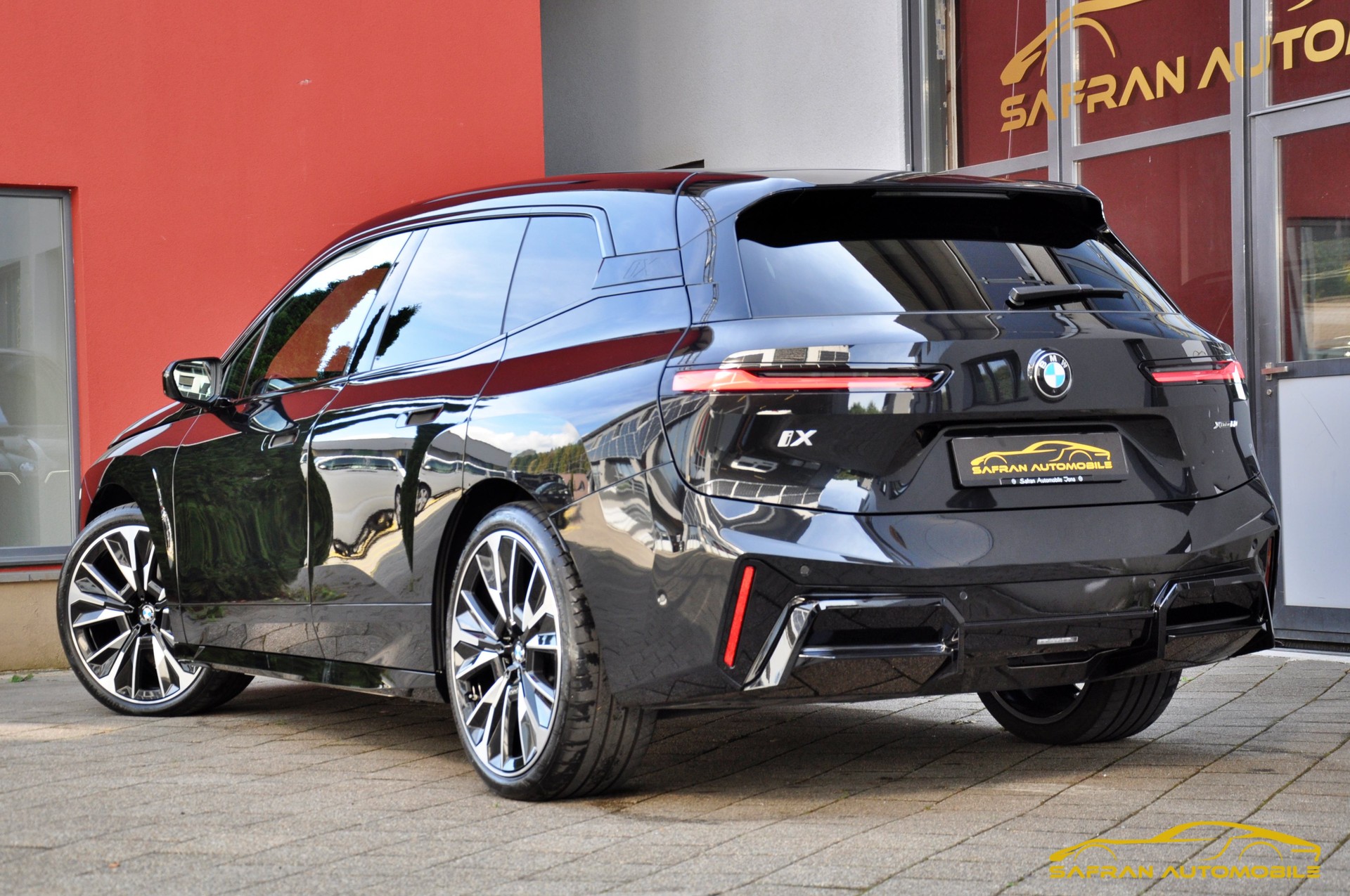 BMW iX xDrive60 M Sport Pro-image-4